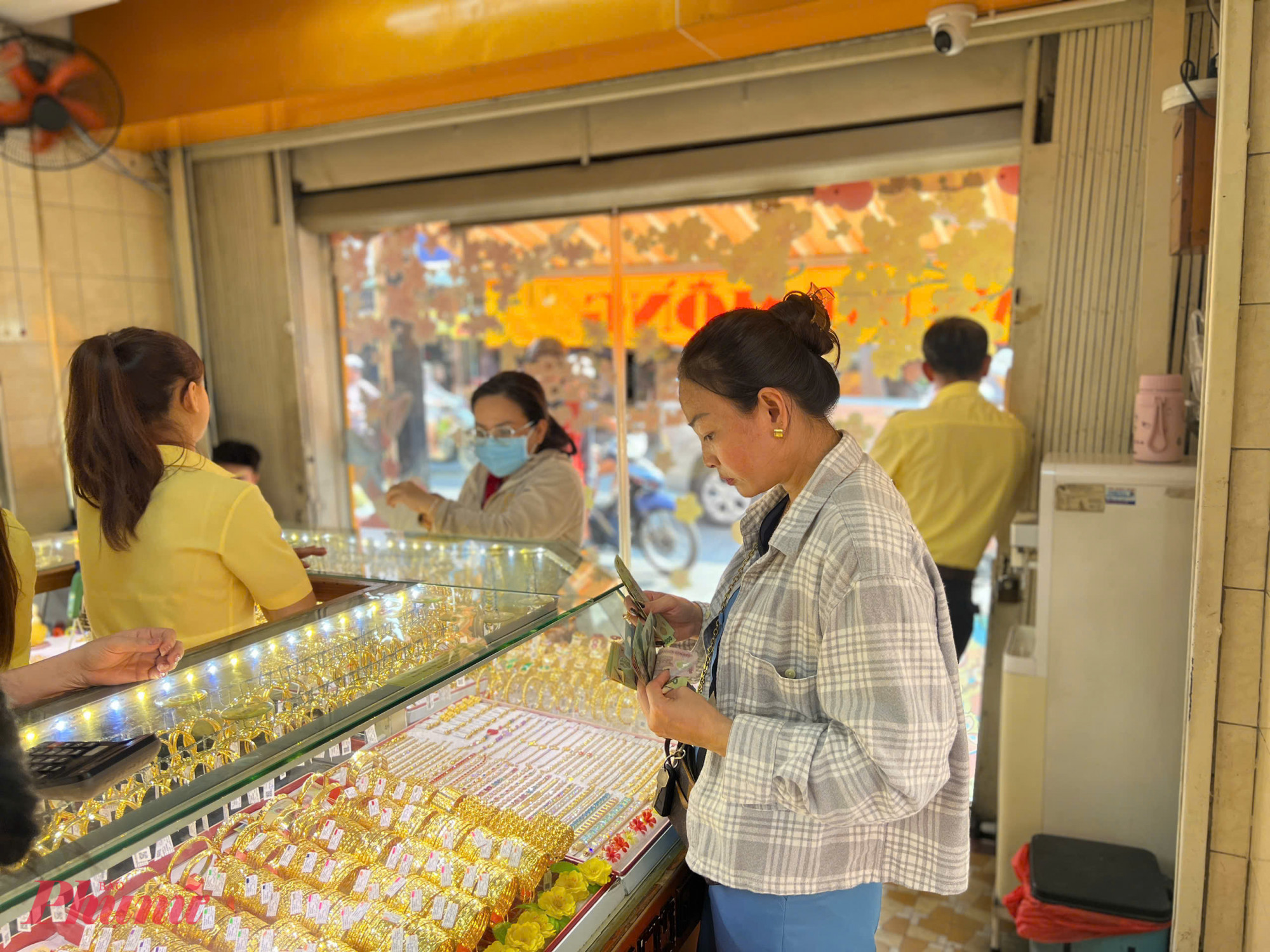 Các tổ chức tài chính lớn thế giới vẫn giữ quan điểm giá vàng sẽ bật tăng trở lại mốc 6000 USD/ounce