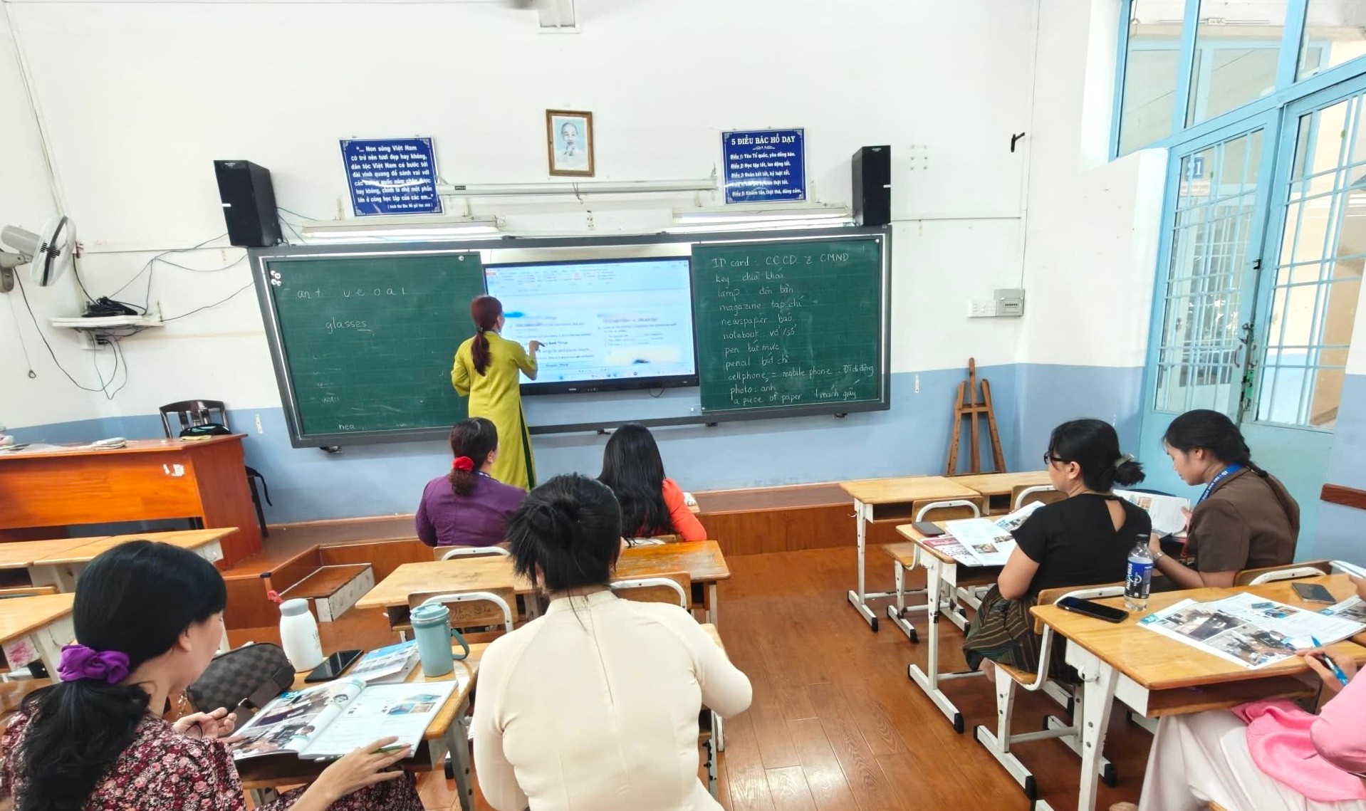 Giáo viên Trường tiểu học Phan Văn Trị tranh thủ học tiếng Anh để nâng cao trình độ - Ảnh: N.L