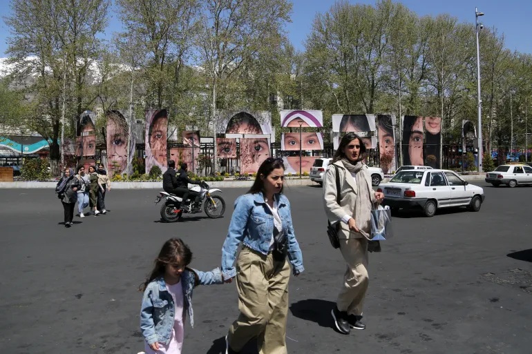 Những bức ảnh được trưng bày tại Quảng trường Tajrish, Tehran đặc biệt tập trung vào đôi mắt của những đứa trẻ thiệt mạng trong vụ tấn công vào thành phố Minab ngay ngày đầu của cuộc chiến - Ảnh: Fatemeh Bahrami/Anadolu