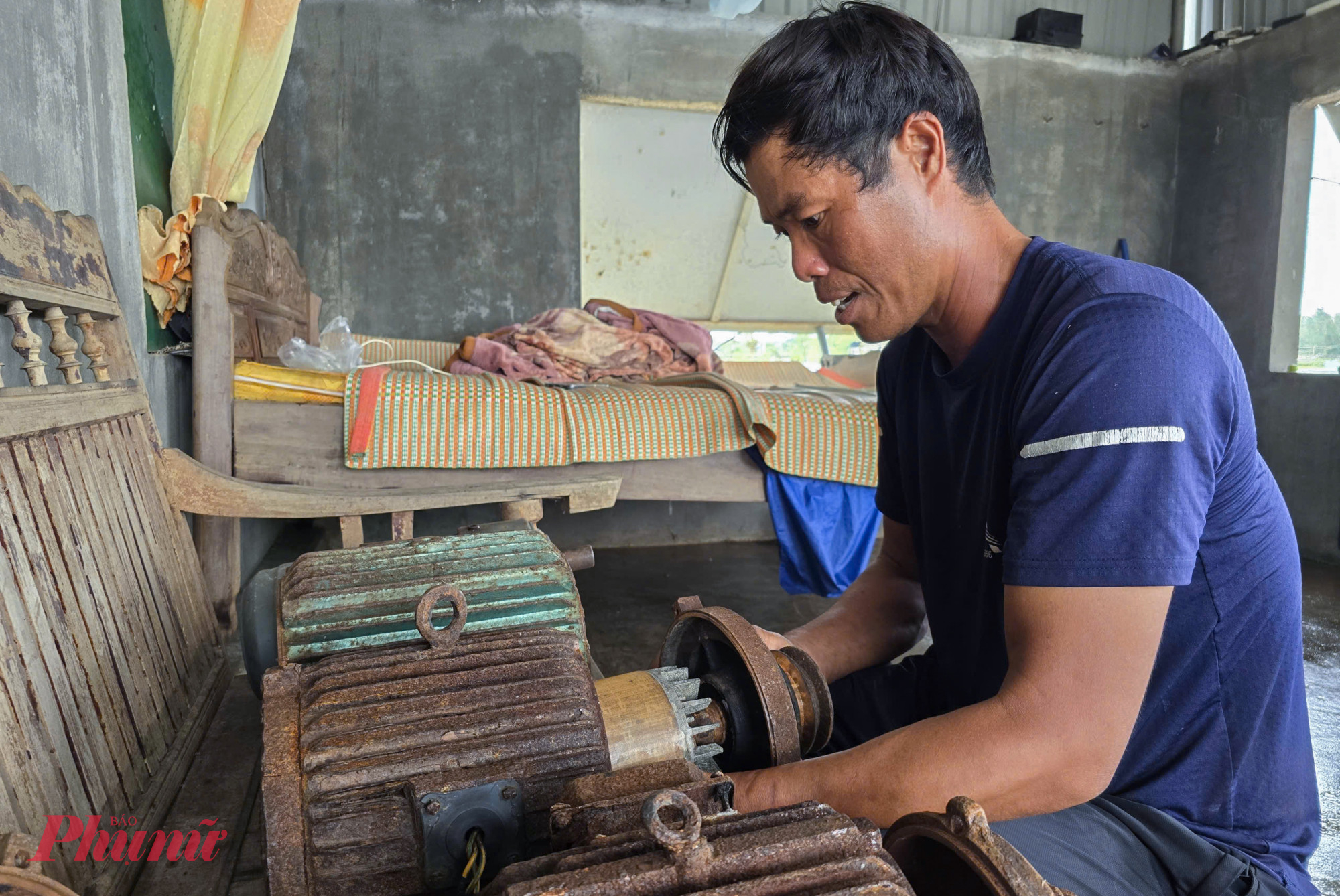 Lũ tràn về sau bão nhấn chìm 3 ao tôm cùng máy móc khiến anh Lê Văn Diện thiệt hại gần 1 tỉ đồng - Ảnh: Phan Ngọc