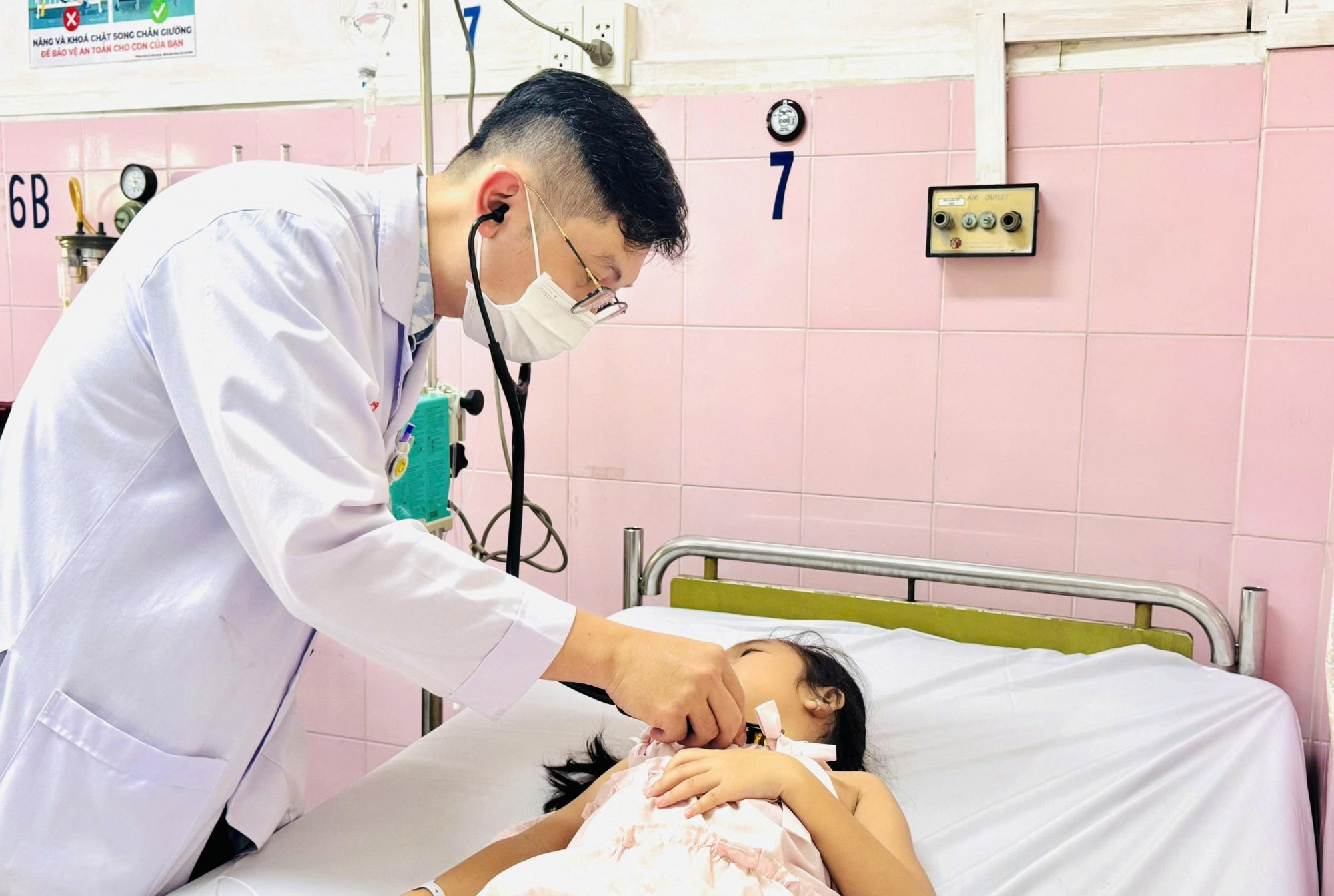 Bác sĩ Bệnh viện Nhân dân Gia Định khám lại cho bệnh nhi là học sinh  Trường tiểu học Bình Quới Tây - Ảnh do bệnh viện cung cấp