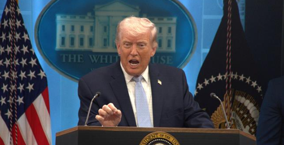 Tổng thống Mỹ Donald Trump phát biểu tại cuộc họp báo ở Nhà Trắng. Ảnh: Getty