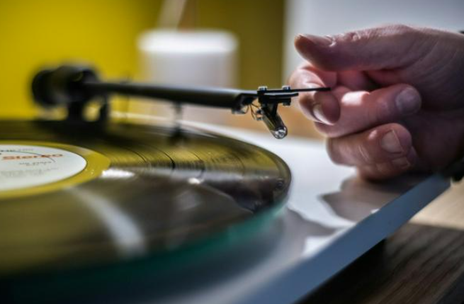 Hầu hết các quán bar nghe đều sử dụng vinyl làm nguồn âm nhạc của họ, nhưng những người khác dựa vào các nền tảng hấp cao cấp