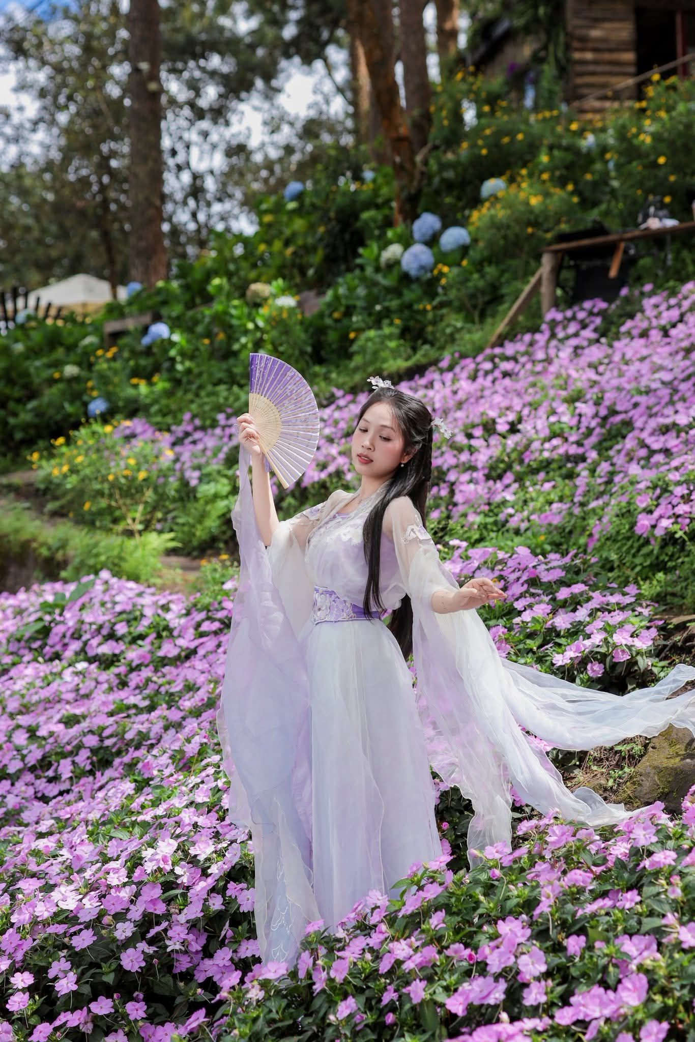 Chị Kim Hương thường xuyên hóa thân thành các nhân vật cổ trang để giao lưu với khách.