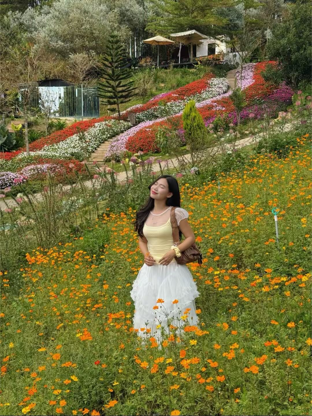 Quán trồng rất nhiều hoa và không gian gần gũi với thiên nhiên mang đậm phong cách châu Âu, giá dao động từ 50.000-70.000 đồng