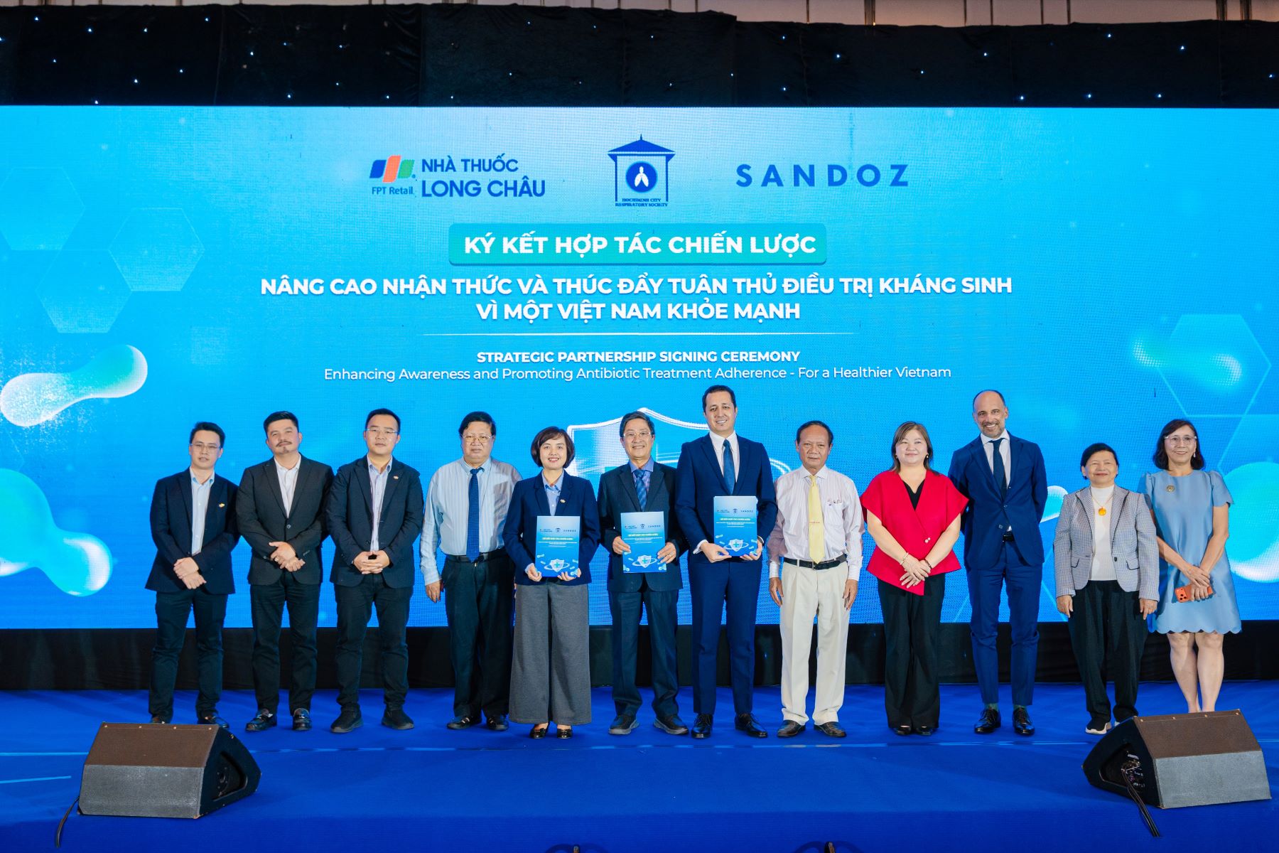 Các bên ký kết hợp tác - Ảnh: NT