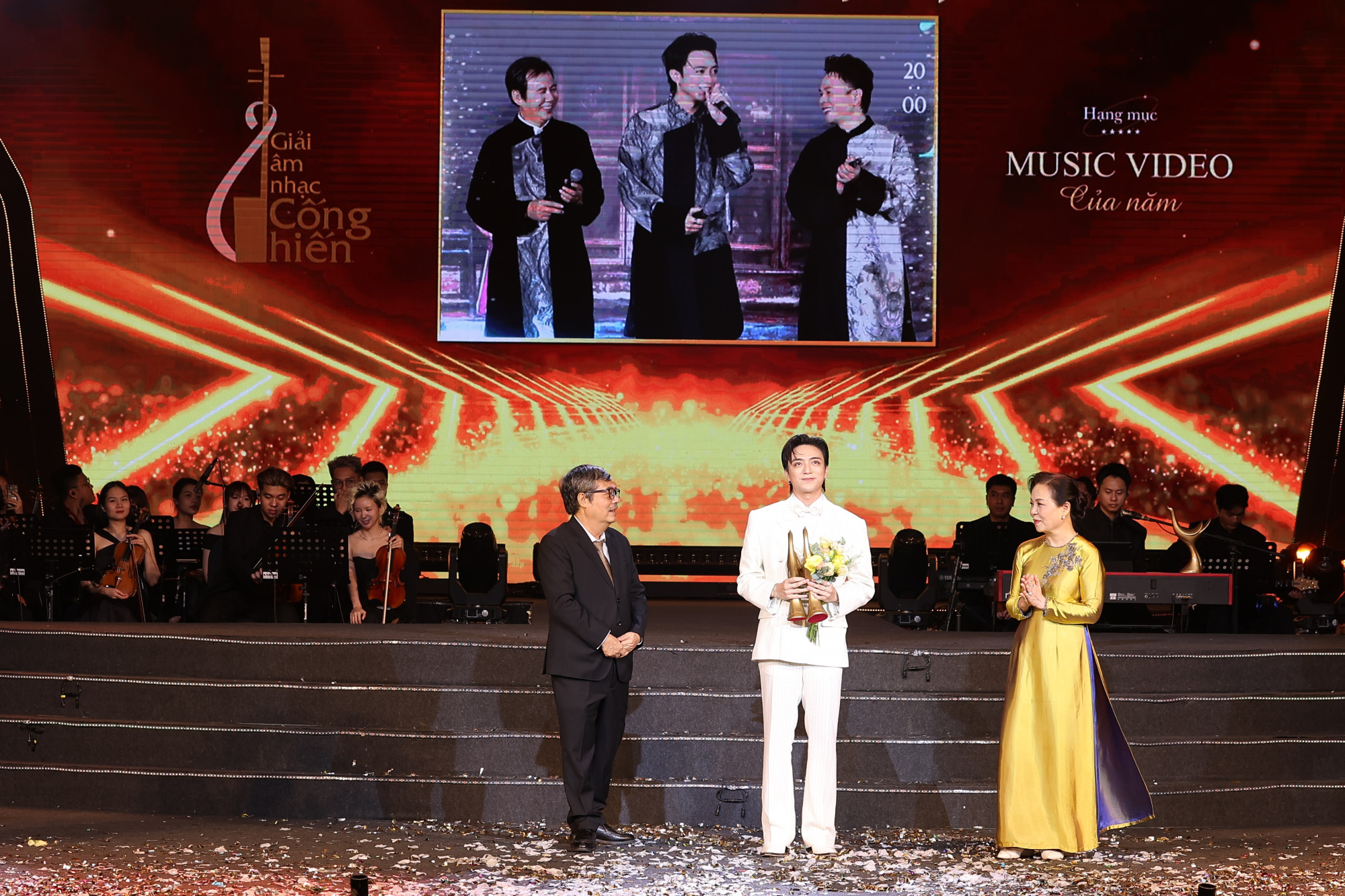 Soobin khi nhận giải thưởng Video 