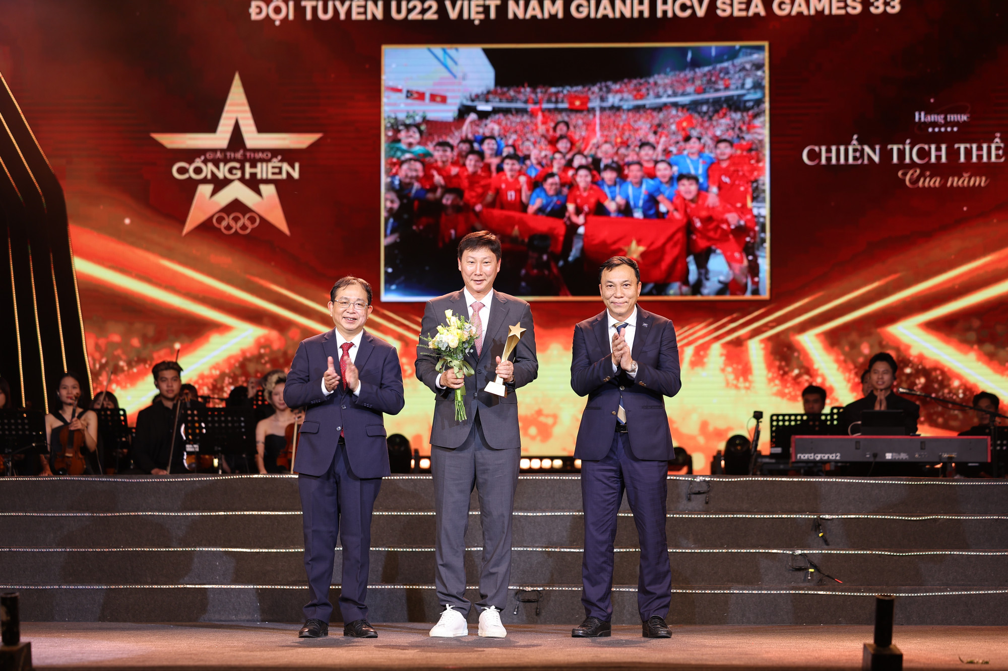 Huấn luyện viên Kim Sang Sik thay mặt đội U22 Việt Nam nhận giải chiến tích thể thao của năm tại giải cống hiến