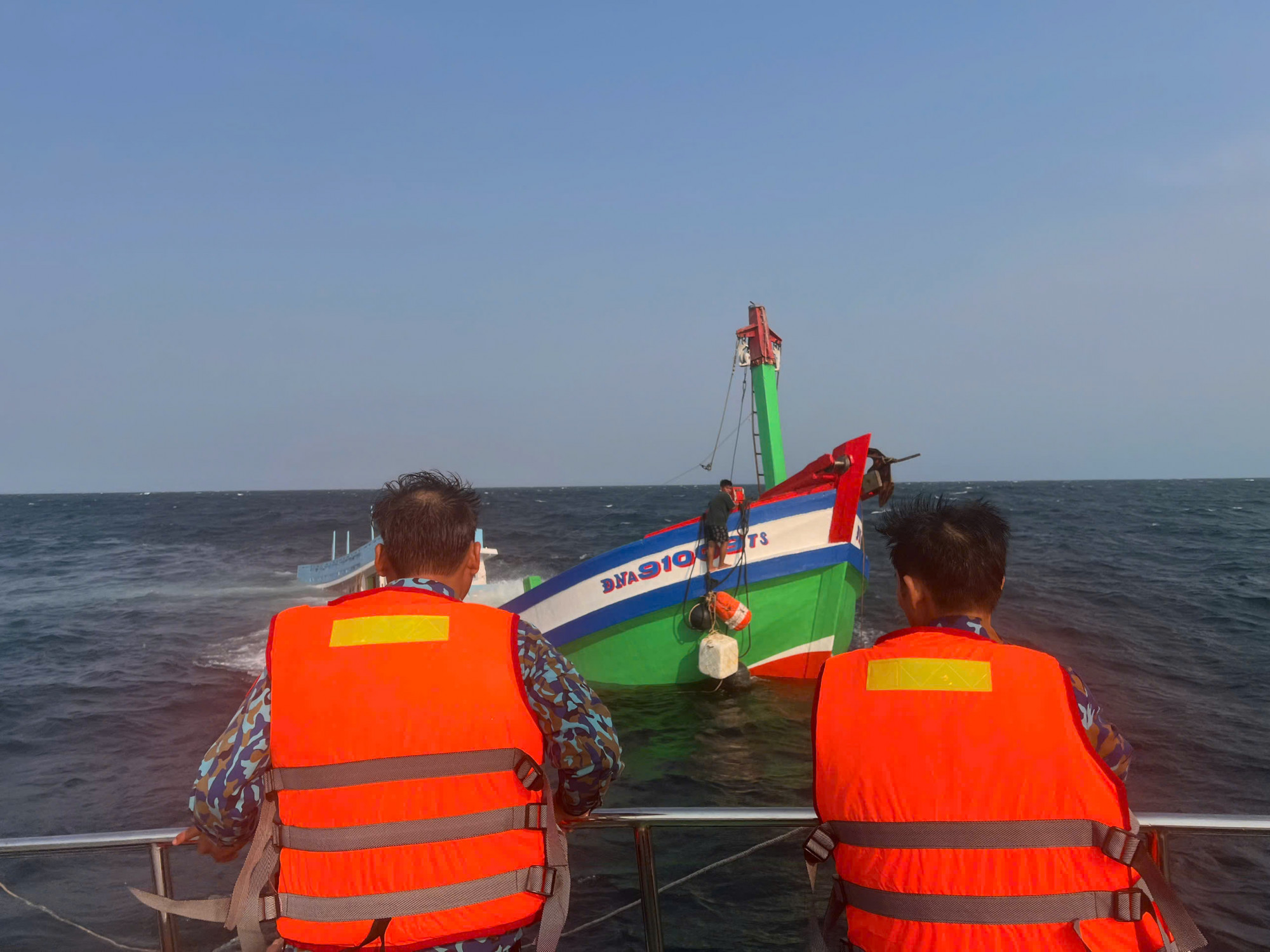 Lực lượng biên phòng tiếp cận ứng cứu ngư dân trên tàu cá đang bị chìm dần_Ảnh: Biên phòng Đà Nẵng.