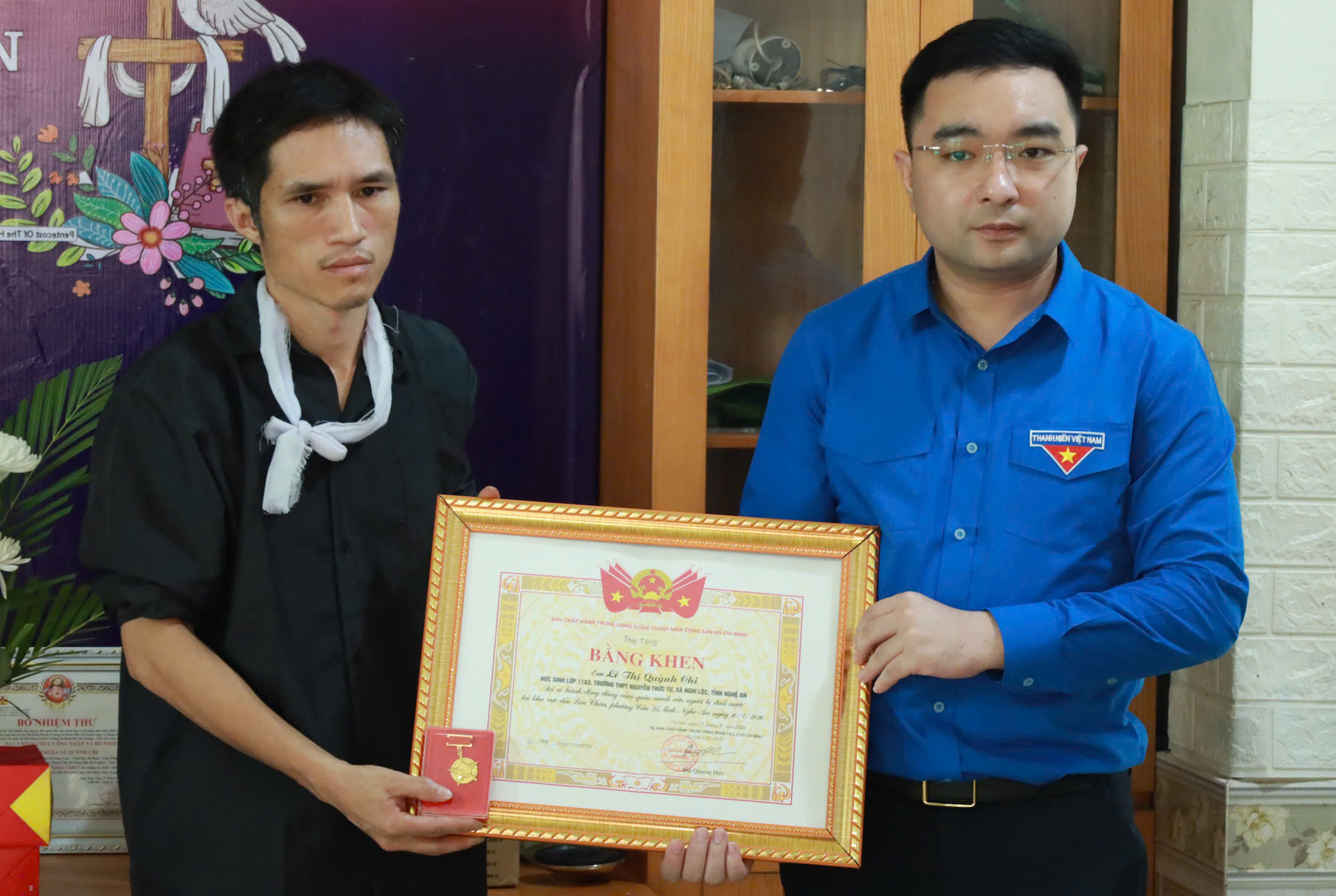 Tỉnh đoàn Nghệ An trao tặng Huy hiệu Tuổi trẻ dũng cảm cho người thân em Lê Thị Quỳnh C. - Ảnh: Khánh Trung