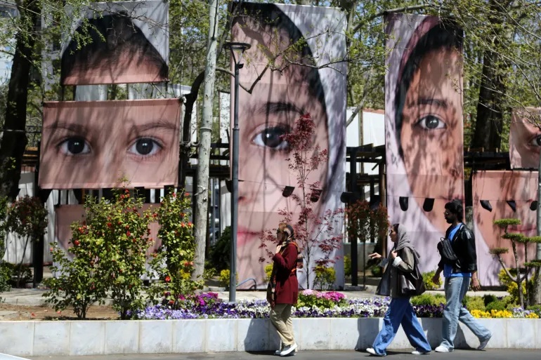 Những bức ảnh của các em nhỏ thiệt mạng trong vụ tấn công trường học ở thành phố Minab được trưng bày tại Quảng trường Tajrish ở Tehran, Iran - Ảnh: Fatemeh Bahrami/Anadolu