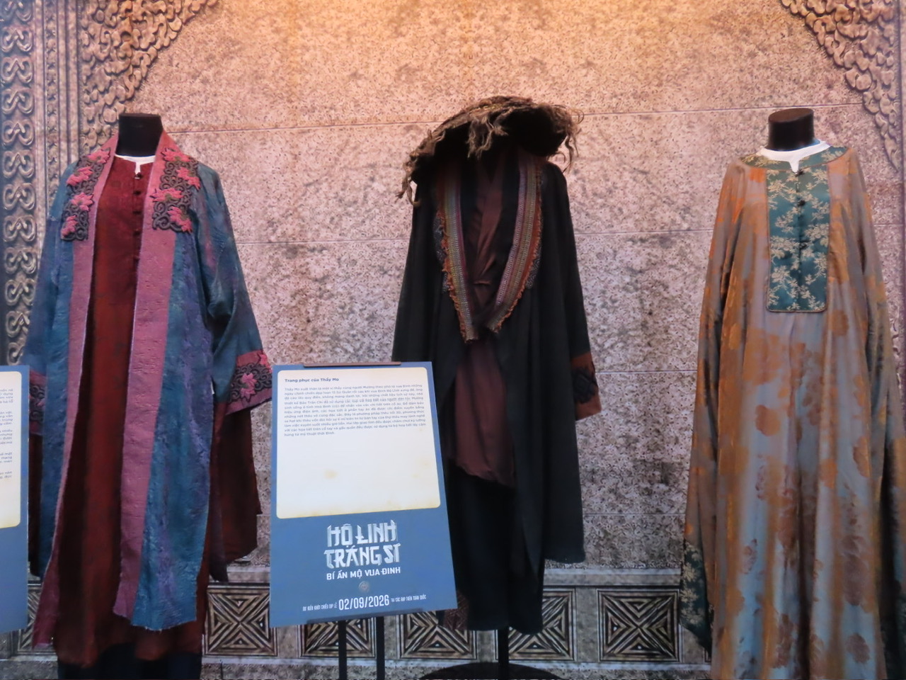 Một số bộ trang phục trong phim được trưng bày tại sự kiện sneak showcase tối ngày 15/4