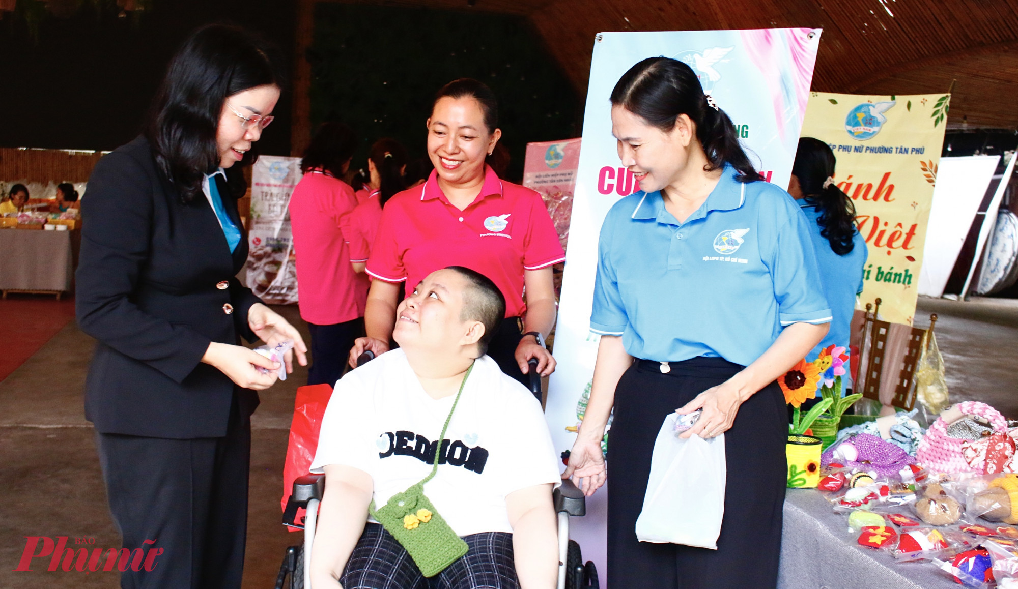 Chủ tịch Hội LHPN TPHCM Nguyễn Thị Ngọc Xuân (bìa trái) và bà Lê Thị Kim Thu - Phó chủ tịch Hội LHPN TPHCM tham quan, thăm hỏi chị em phụ nữ khuyết tật tại các gian hàng trưng bày sản phẩm khởi nghiệp.