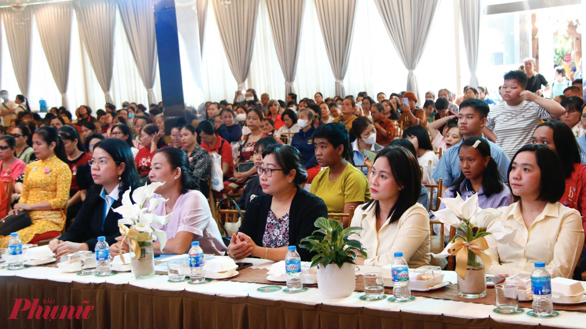 Các đại biểu tham dự chương trình.