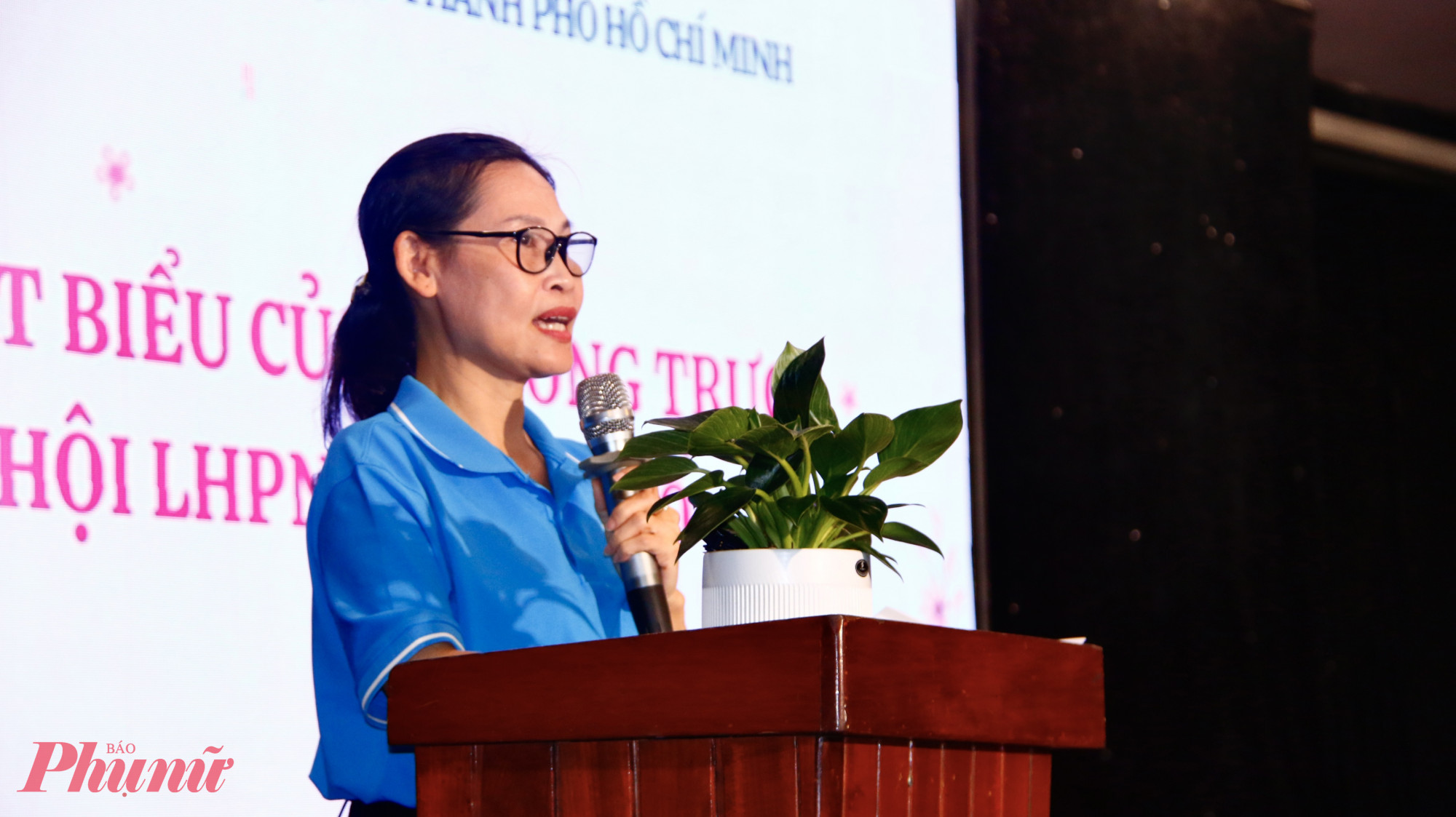 Bà Lê Thị Kim Thu - Phó chủ tịch Hội LHPN TPHCM - chia sẻ: Chương trình “Vẻ đẹp vầng trăng khuyết” không chỉ là hoạt động thường niên mà đã trở thành biểu tượng đẹp về nghị lực và sự tỏa sáng của phụ nữ thành phố. Những “vầng trăng” tuy chưa trọn vẹn về thể chất, nhưng lại rạng rỡ ở ý chí, nghị lực, góp phần lan tỏa giá trị tích cực đến gia đình và cộng đồng. Hội LHPN TPHCM luôn nỗ lực để mỗi phụ nữ, trẻ em khuyết tật được chăm lo thiết thực, có cơ hội hòa nhập, tự chủ kinh tế và khẳng định giá trị bản thân thông qua các hoạt động khởi nghiệp, sáng tạo. Bà Lê Thị Kim Thu nhấn mạnh, sự hiện diện của 27 gương phụ nữ vượt khó tiêu biểu được tuyên dương hôm nay chính là minh chứng rõ nét cho thông điệp: khuyết tật không phải là rào cản, mà là động lực để vươn lên. Dù trong học tập, nghệ thuật, thể thao hay phát triển kinh tế, các chị đã viết nên những câu chuyện đẹp, truyền cảm hứng mạnh mẽ về tinh thần lạc quan, ý chí vượt khó. Hội LHPN Thành phố cam kết sẽ tiếp tục là điểm tựa tin cậy, đồng hành và tiếp sức để phụ nữ khuyết tật vững tin trên hành trình chinh phục ước mơ.