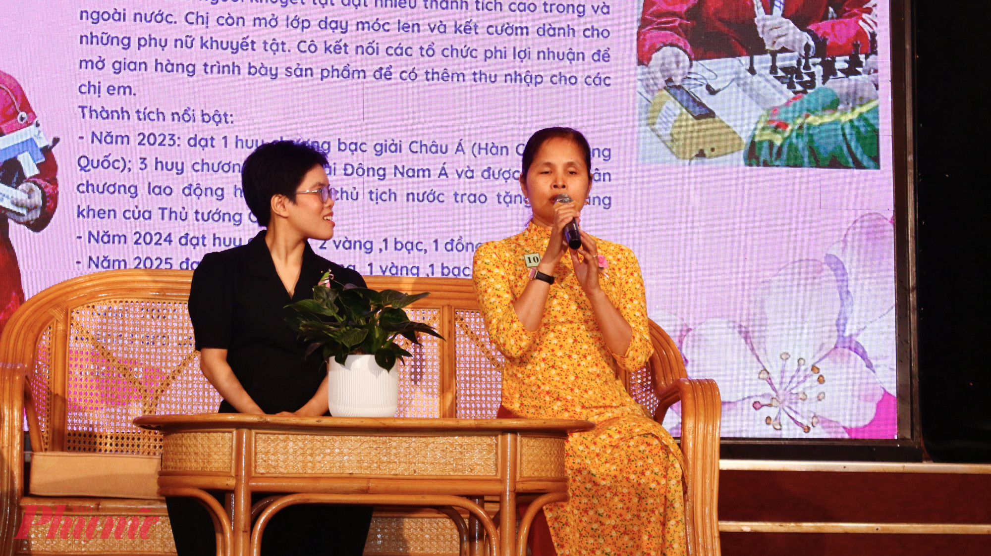 Bà Đào Thị Lệ Xuân (41 tuổi, phường Bình Lợi Trung) là phụ nữ khiếm thị nhưng giàu nghị lực vươn lên trong cuộc sống. Bà đã tham gia nhiều giải thi đấu cờ vua dành cho người khuyết tật và đạt nhiều thành tích cao trong và ngoài nước. Đồng thời, bà Xuân còn mở lớp dạy móc len, kết cườm cho phụ nữ khuyết tật, kết nối các tổ chức phi lợi nhuận để hỗ trợ chị em trưng bày, giới thiệu sản phẩm, tạo thêm thu nhập và cơ hội hòa nhập cộng đồng. Bà Xuân gửi gắm thông điệp: “Chỉ cần sống có tâm, có tình và nỗ lực hết mình, cơ hội và những điều tốt đẹp sẽ đến với mỗi người.”