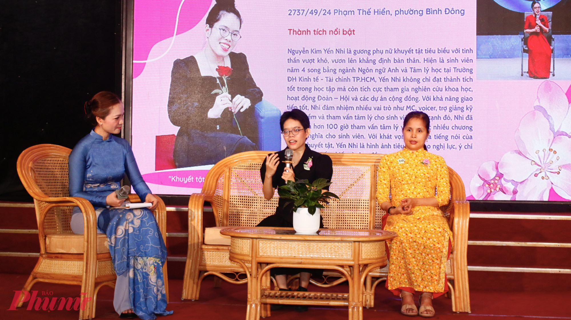 Giao lưu tại chương trình, bạn Nguyễn Kim Yến Nhi (25 tuổi, phường Bình Đông) là tấm gương phụ nữ khuyết tật tiêu biểu với tinh thần vượt khó, không ngừng vươn lên khẳng định bản thân. Hiện là sinh viên năm 4, học song bằng ngành Ngôn ngữ Anh và Tâm lý học tại Trường Đại học Kinh tế - Tài chính TPHCM, Yến Nhi không chỉ đạt thành tích tốt trong học tập mà còn tích cực tham gia nghiên cứu khoa học, hoạt động Đoàn – Hội và các dự án cộng đồng. Với khả năng giao tiếp tốt, Nhi đảm nhiệm nhiều vai trò như MC, lồng tiếngtrợ giảng kỹ năng mềm và hỗ trợ và chia sẻ tâm lý cho sinh viên. Chia sẻ về hành trình của mình, Yến Nhi ví bản thân như một “hoa đồng đen” – mạnh mẽ, bền bỉ vươn lên giữa những điều không trọn vẹn. Không xem khiếm khuyết là rào cản, Nhi coi đó là động lực để nỗ lực nhiều hơn mỗi ngày. Bạn mong muốn người khuyết tật sẽ nhận được nhiều sự đồng hành, hỗ trợ hơn để tự tin phát triển, khẳng định giá trị bản thân và đóng góp cho xã hội.