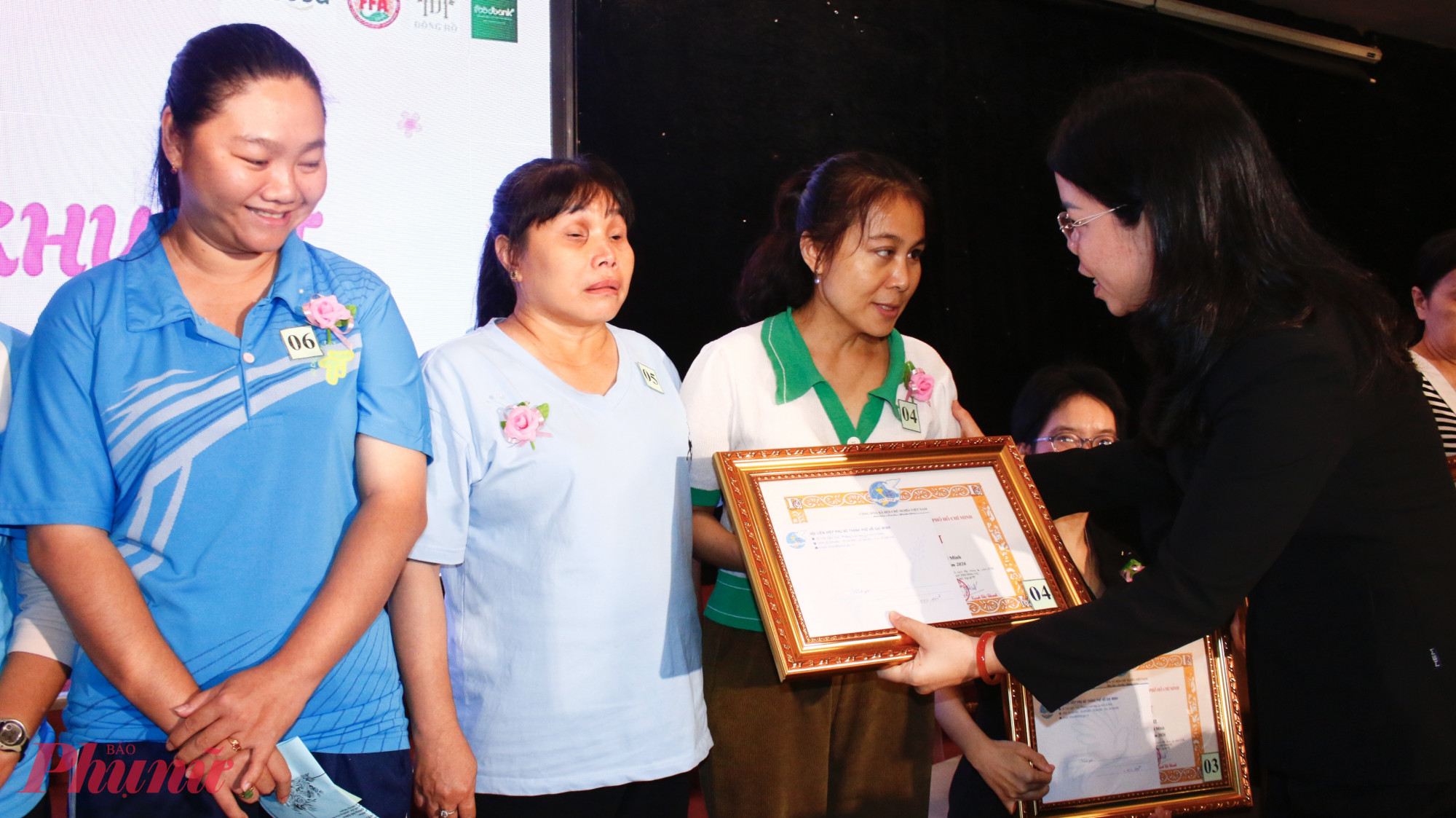 Chủ tịch Hội LHPN TPHCM Nguyễn Thị Ngọc Xuân trao bằng khen đến các gương phụ nữ khuyết tật tiêu biểu năm 2026.