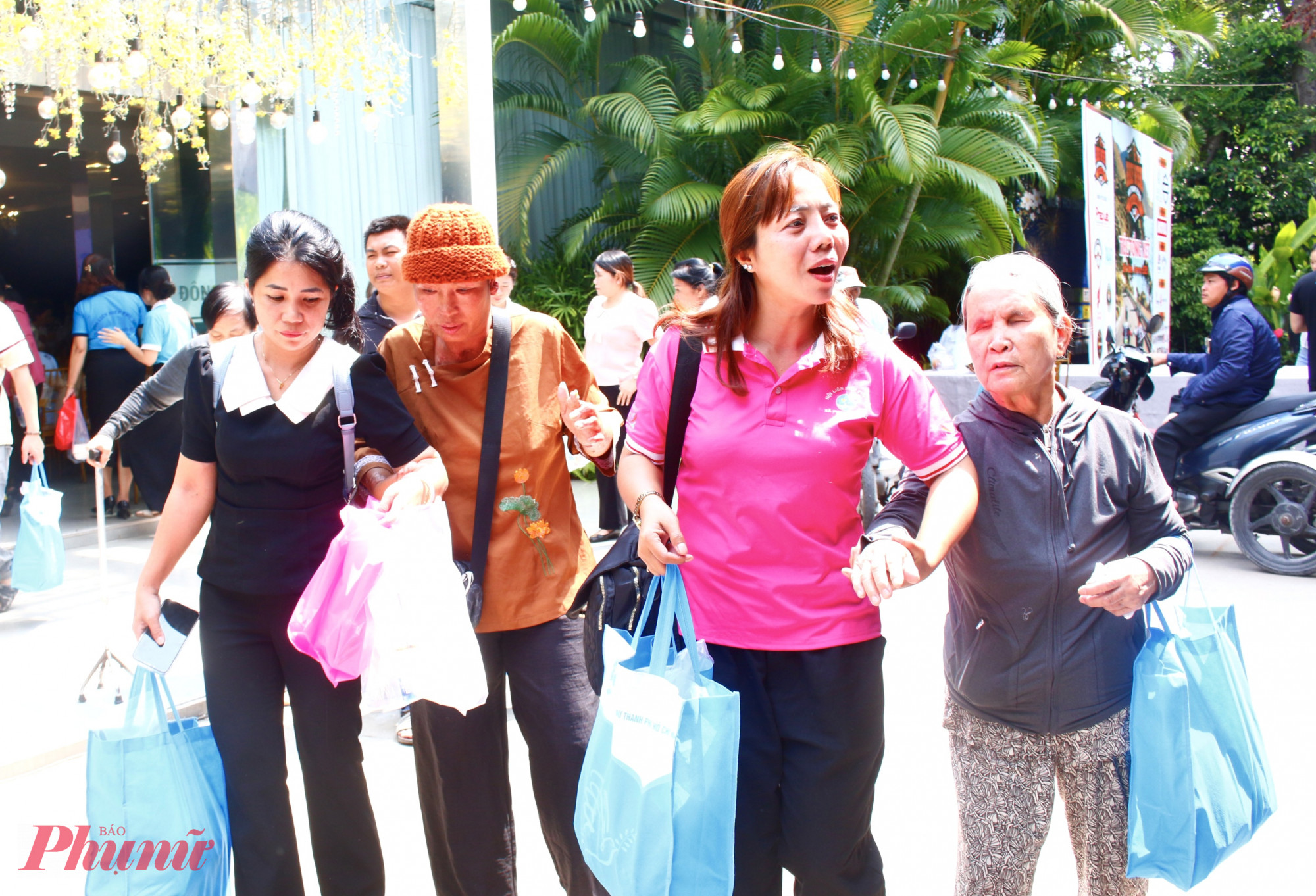 Mỗi phần quà là lời động viên ấm áp cho các chị em phụ nữ khuyết tật