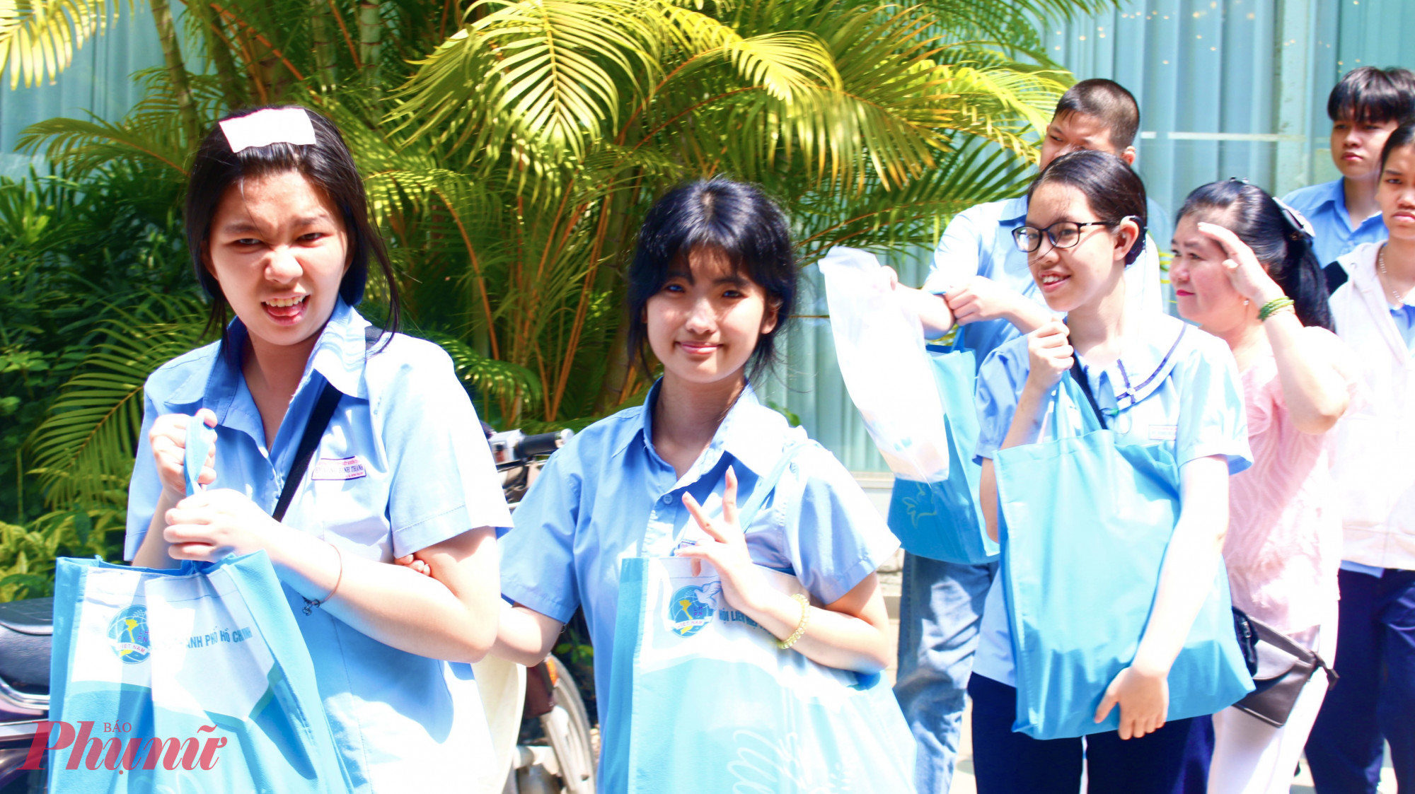 Các em học sinh khuyết tật vui vẻ nhận quà ra về.