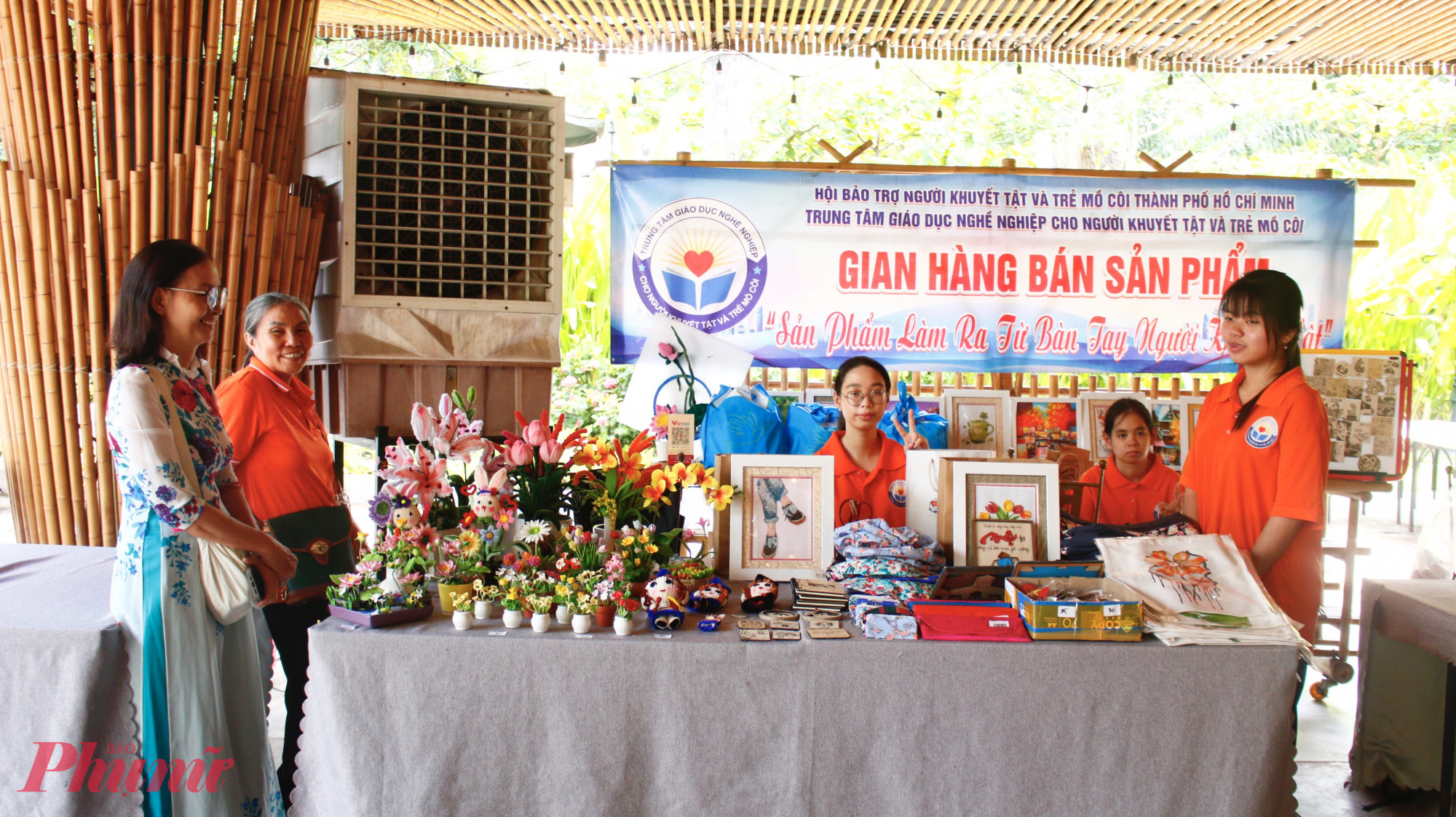 Hội LHPN TPHCM tổ chức 18 gian hàng trưng bày, giới thiệu và bày bán các sản phẩm do phụ nữ khuyết tật thực hiện, góp phần lan tỏa tinh thần sáng tạo và nghị lực vươn lên.