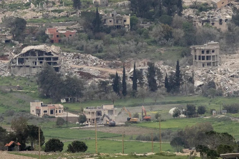 Máy ủi của Israel phá hủy nhà cửa ở miền nam Lebanon hôm 15/4 - Ảnh: Amir Levy/Getty Images
