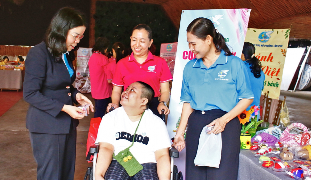 Bà Nguyễn Thị Ngọc Xuân (bìa trái) - Chủ tịch Hội LHPN TPHCM và bà Lê Thị Kim Thu  (bìa phải) - Phó chủ tịch Hội LHPN TPHCM  - thăm hỏi phụ nữ khuyết tật tại các gian hàng trưng bày sản phẩm khởi nghiệp