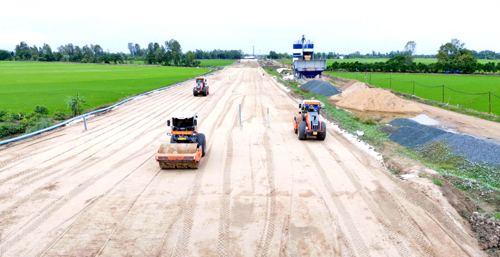 Cao tốc Châu Đốc - Cần Thơ - Sóc Trăng đang khắc phục tình trạng thiếu cát để tăng tốc thi công