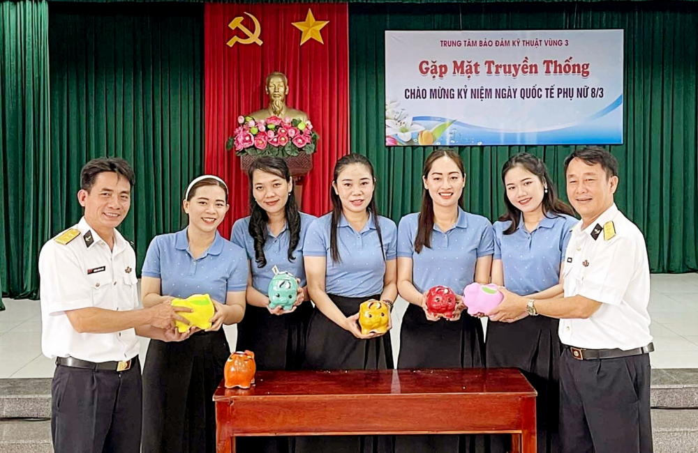 Cán bộ Trung tâm Bảo đảm kỹ thuật 354, Vùng 3 Hải quân cùng nuôi heo đất để giúp đỡ những hoàn cảnh khó khăn trong và ngoài đơn vị - ẢNH: V.H.