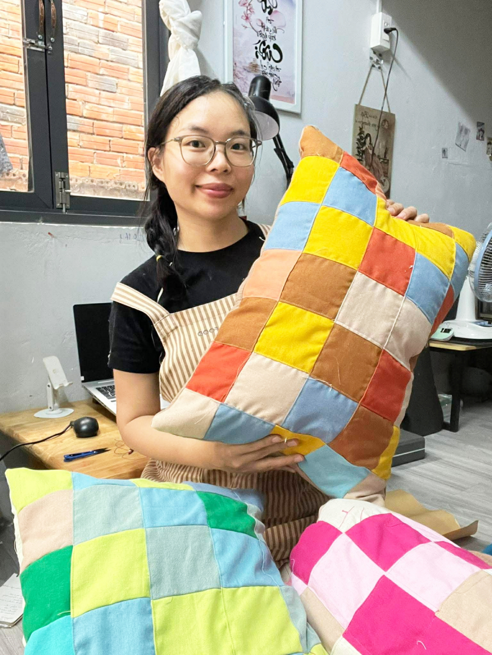 Chị Huế tận dụng vải vụn để may gối - Ảnh do nhân vật cung cấp