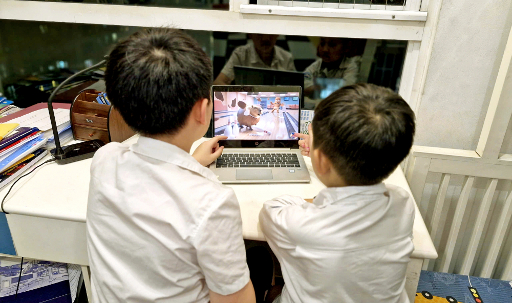 Những nội dung nhảm nhí, bạo lực trên mạng xã hội thường gây tò mò, thu hút trẻ em ẢNH: HUYỀN ANH