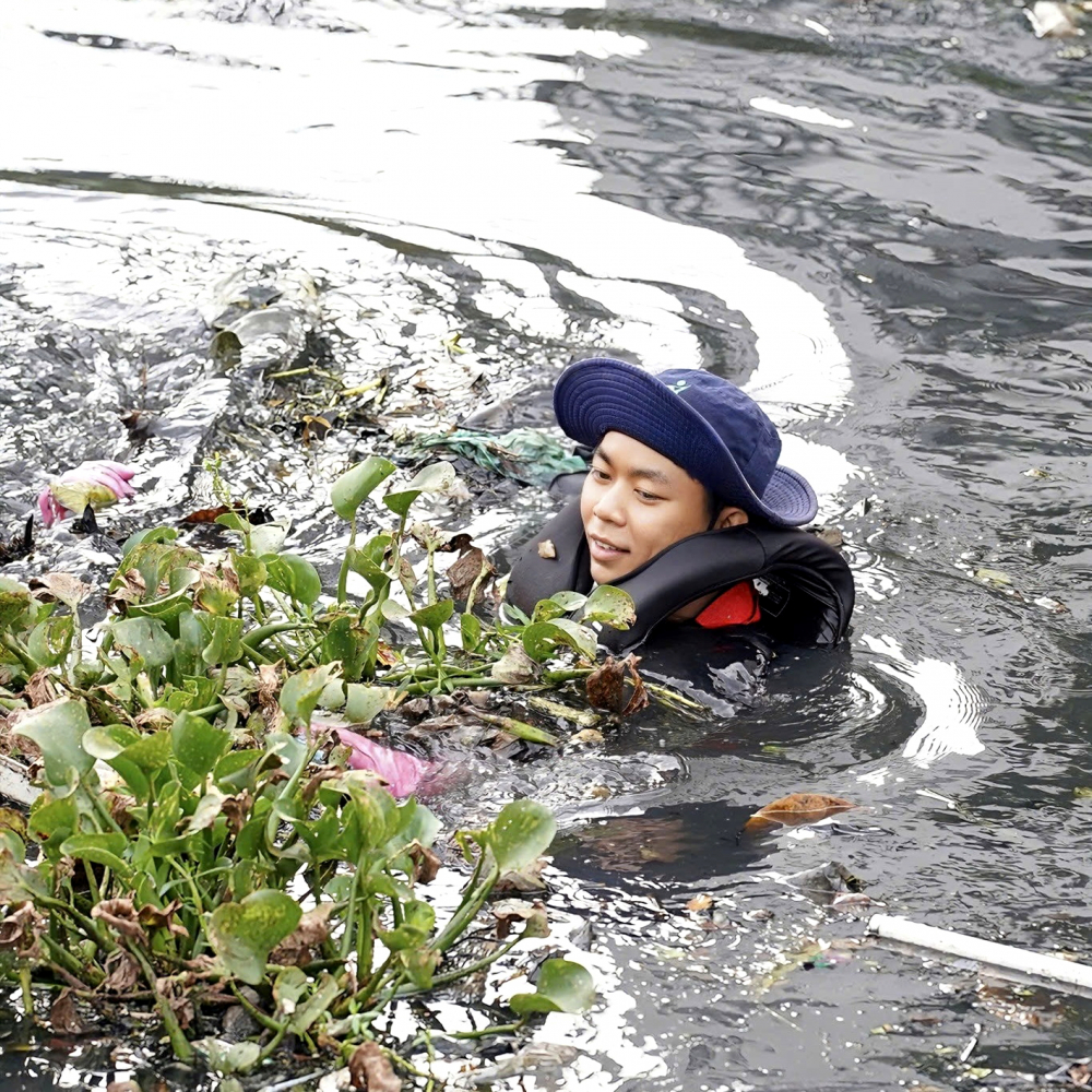 Anh Minh Quân tham gia hoạt động làm sạch dòng kênh - Ảnh do nhân vật cung cấp
