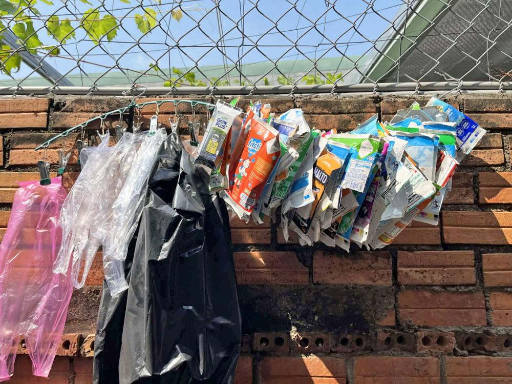 Vỏ hộp sữa, túi ni lông… được chị Huế rửa sạch, phơi khô - Ảnh do nhân vật cung cấp