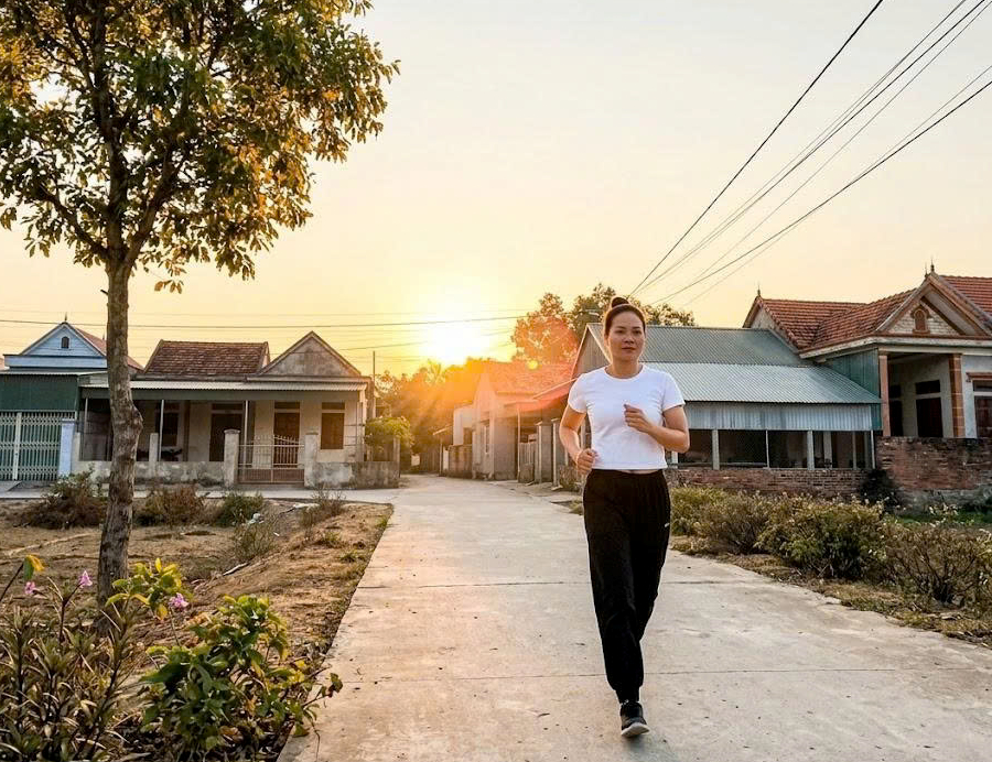 Những bước chân đều đặn, khỏe mạnh trên đường chạy mỗi sáng (Ảnh minh hoạ: AI)