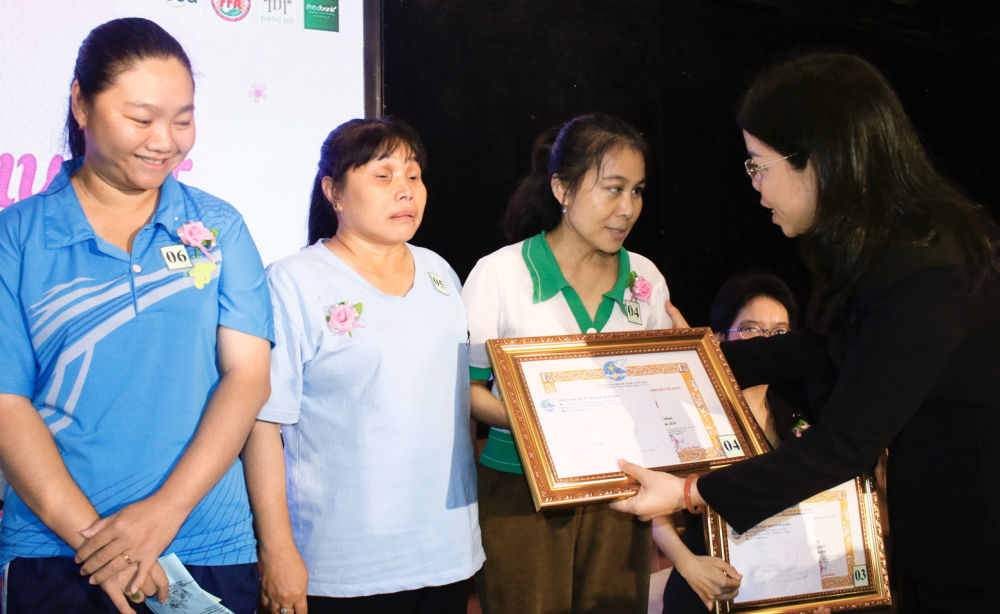 Bà Nguyễn Thị Ngọc Xuân - Chủ tịch Hội LHPN TPHCM - trao bằng khen  cho những tấm gương phụ nữ khuyết tật tiêu biểu năm 2026