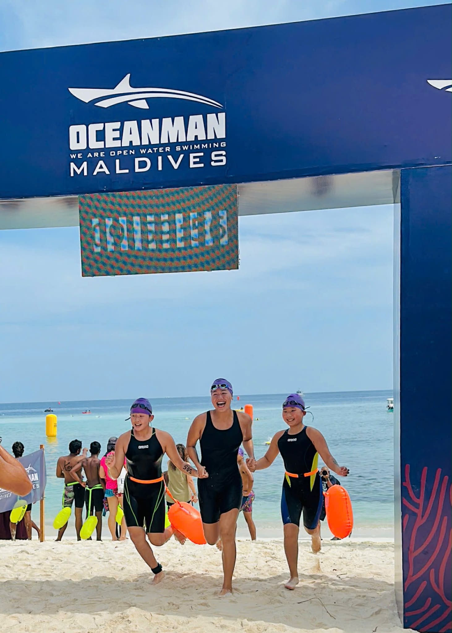 Ánh Viên cùng hai học trò 10 tuổi người Hàn Quốc năm tay chạy về đích đầuu tiên nội dung tiếp sức 3x500m