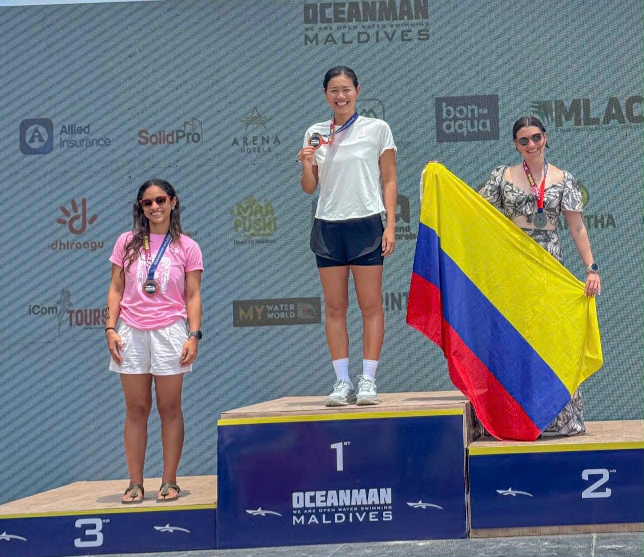 Ánh Viên trên bục cao nhất nhận giải nội dung 2km