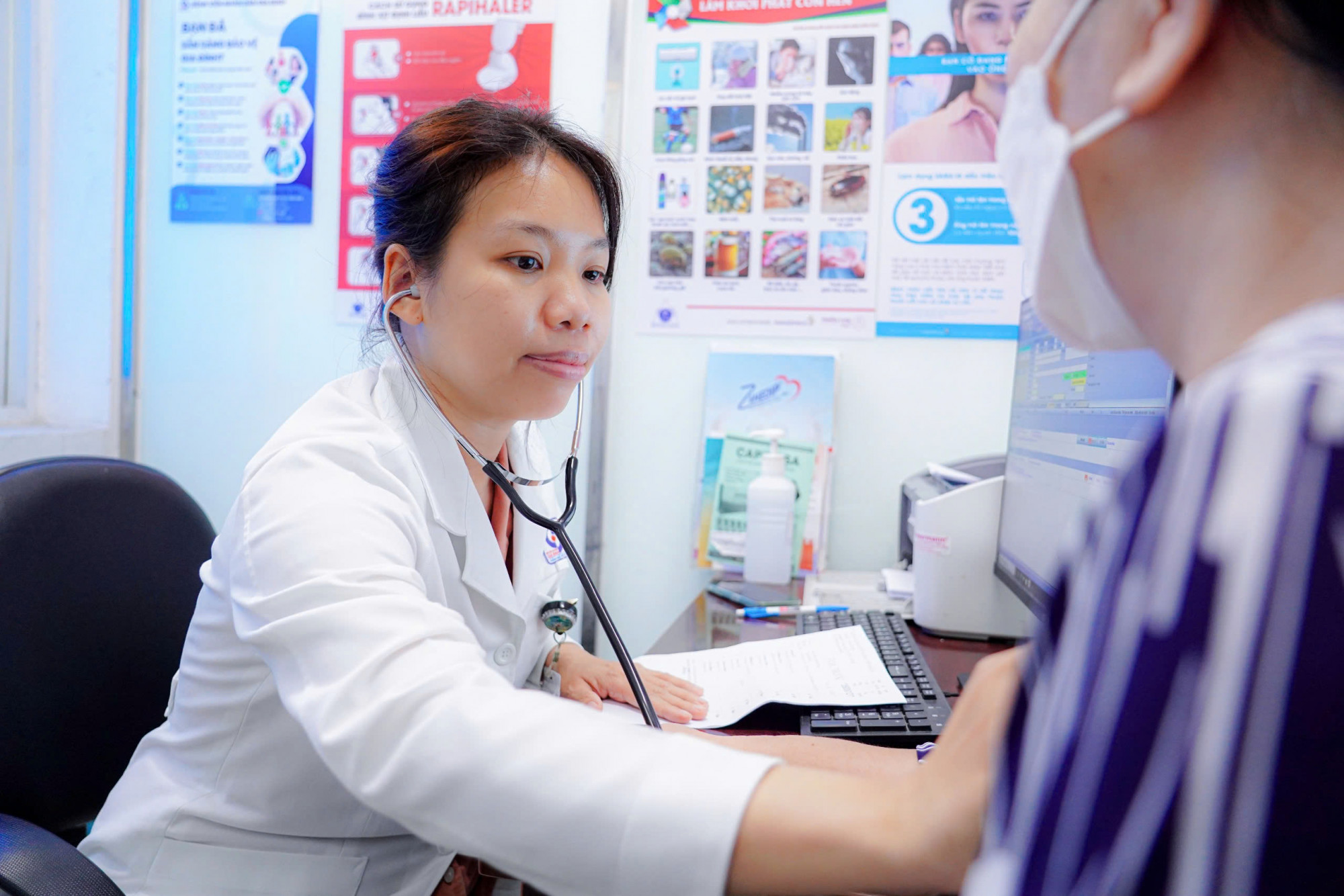 Thạc sĩ - bác sĩ Huỳnh Thị Thanh Phương đang khám cho bệnh nhân nhập viện vì khởi phát hen suyễn (ảnh: BVCC)