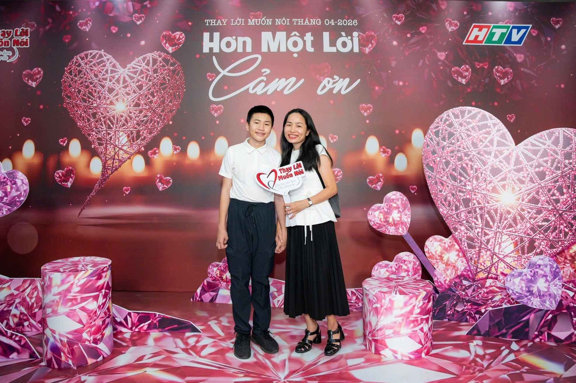 Ngoài sảnh, ban tổ chức bố trí khu vực chụp hình lưu niệm, chúng tôi cũng có một tấm hình nhỏ cho lần đầu tiên này.