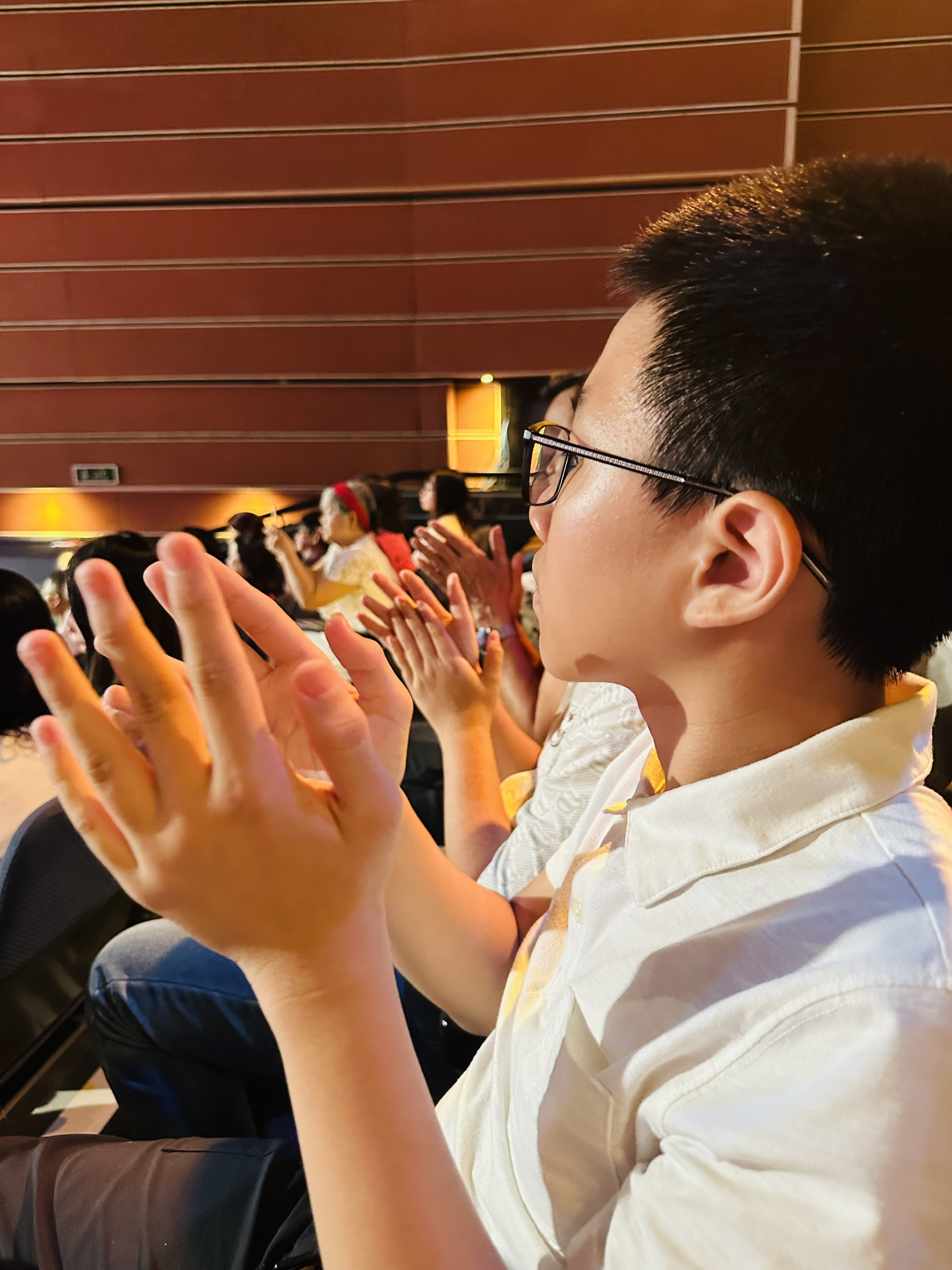 Con chăm chú nhìn sân khấu, tận hưởng từng tiết mục