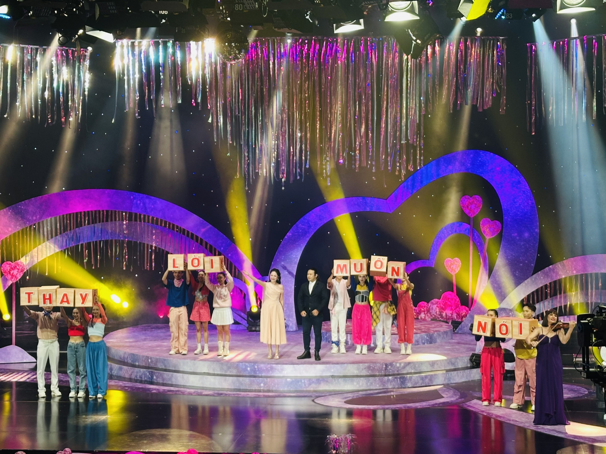 Tôi ngồi cạnh con, lắng nghe từng lời được kể bằng giọng nói và âm nhạc xen kẽ, chân thật hơn rất nhiều so với những lần dõi theo qua màn hình.