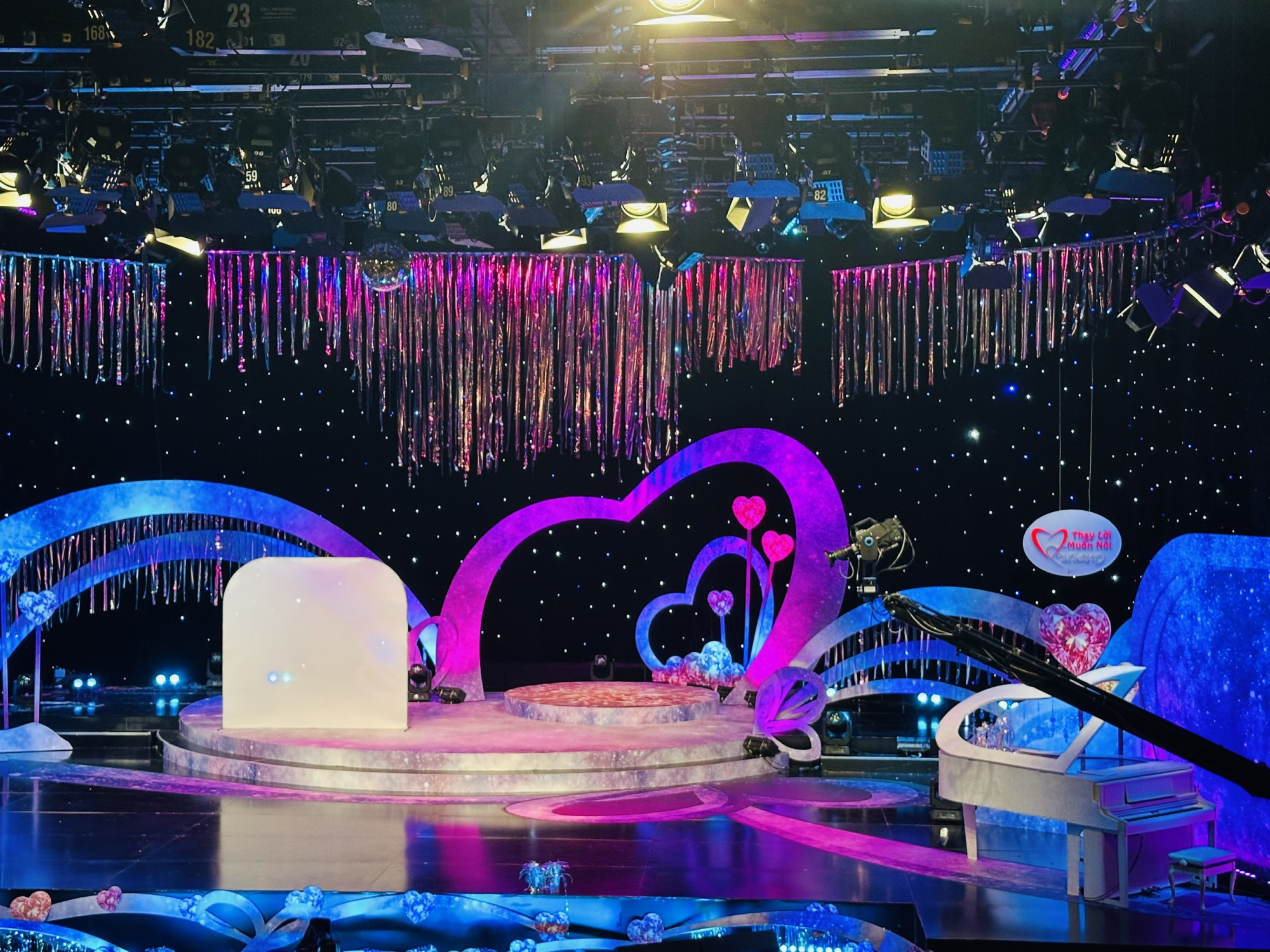 Tối hôm đó, trong khán phòng, ánh đèn hồng ngọt ngào dịu nhẹ. Cả không gian được trang trí ấm cúng đầy hoài niệm