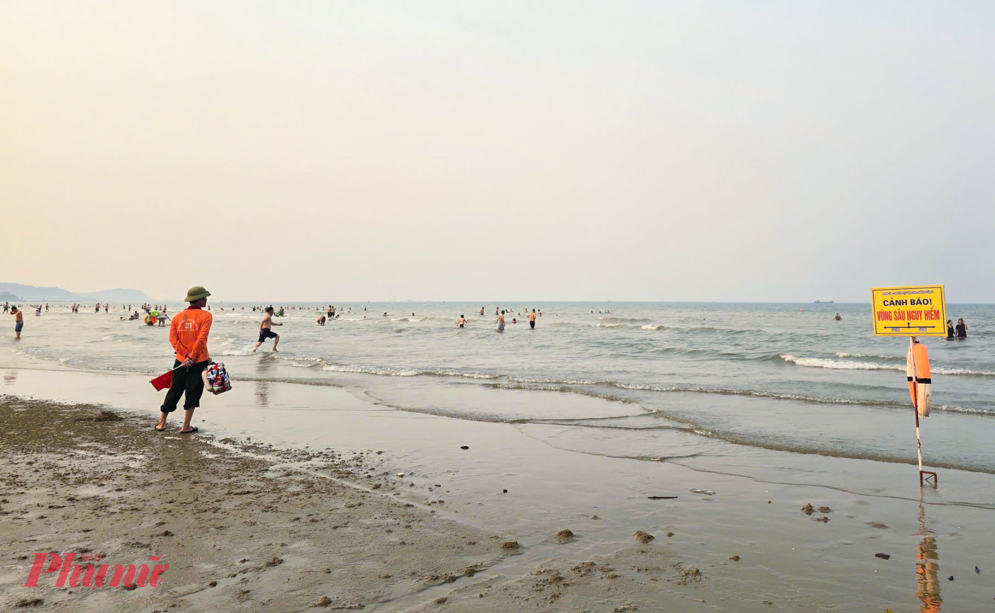 Những vùng nước nguy hiểm trên bãi biển Cửa Lò được cắm biển cảnh báo - Ảnh: Phan Ngọc