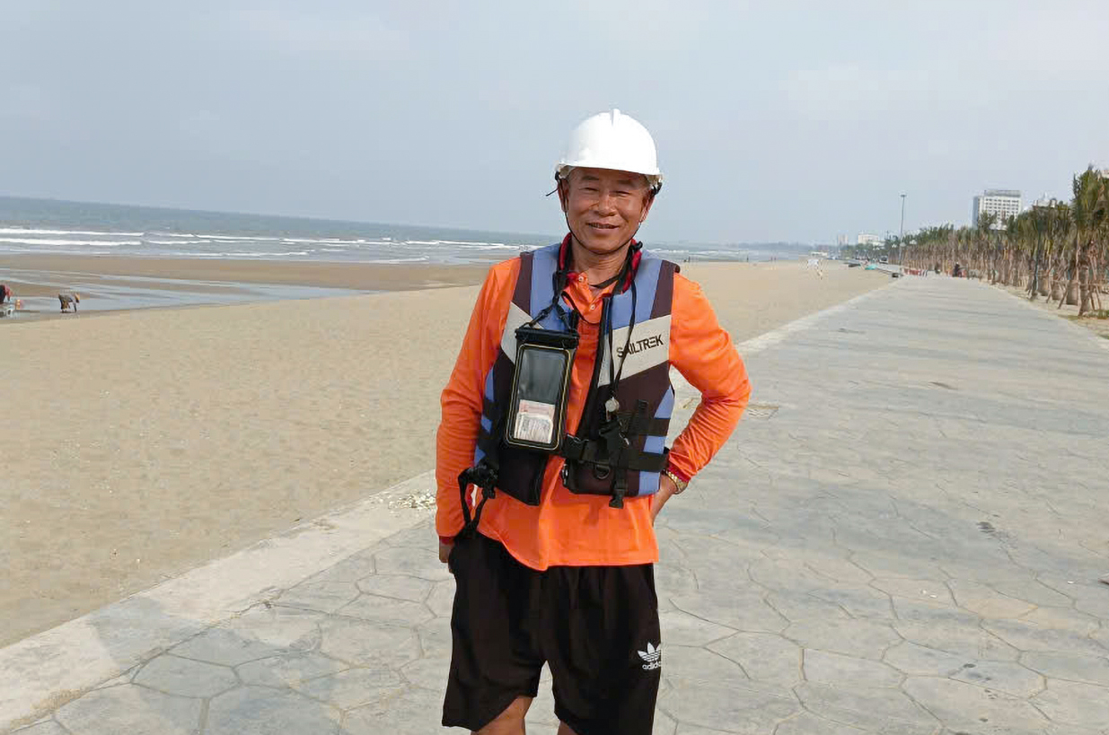 Ông Hợi nhớ lại khoảnh khắc lao ra biển cứu 2 anh em sinh đôi - Ảnh: Khánh Trung