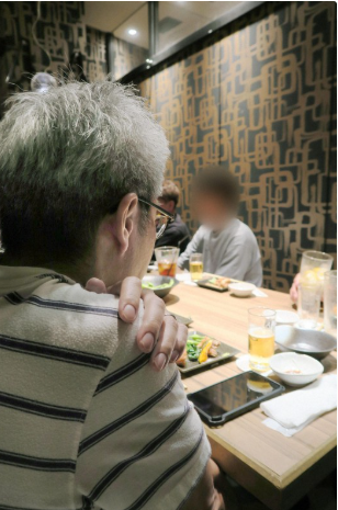 Một nhóm người đàn ông gặp nhau để chia sẻ nỗi lo con nghỉ học