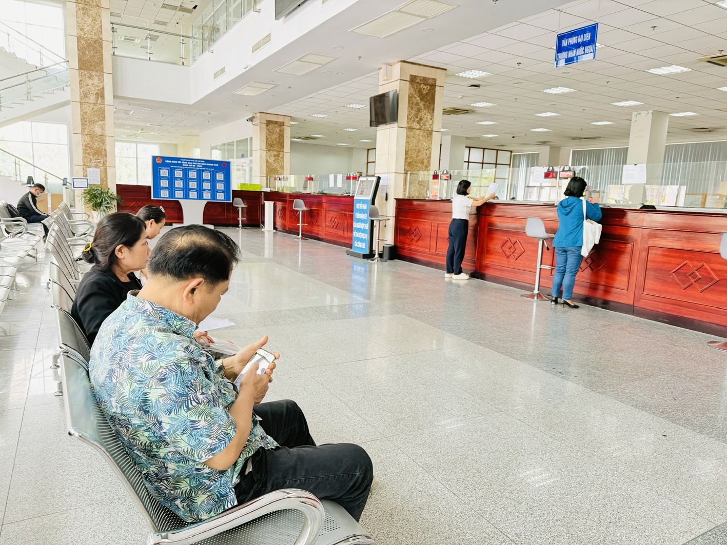 Người dân đang làm thủ tục thuế tại cơ quan thuế TPHCM