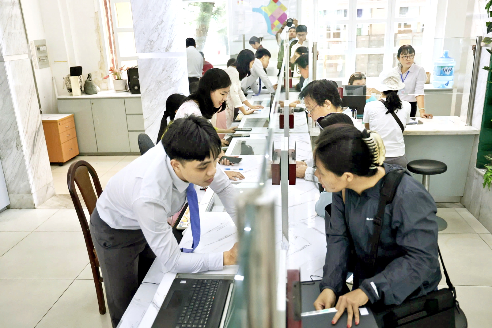 Tại phường Sài Gòn, sự hỗ trợ của cán bộ không chuyên trách giúp san sẻ áp lực cho công chức, đảm bảo tiến độ giải quyết công việc