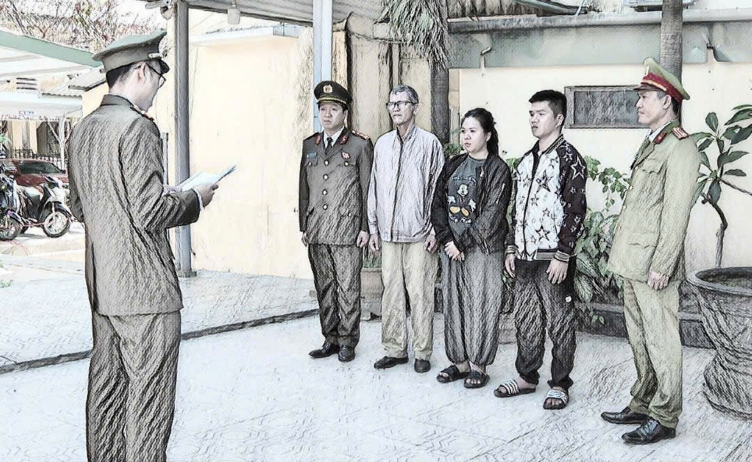 Cơ quan chức năng đọc quyết định khởi tố vụ án với hai đối tượng Tuấn, Trúc liên quan hoạt động cho vay nặng lãi