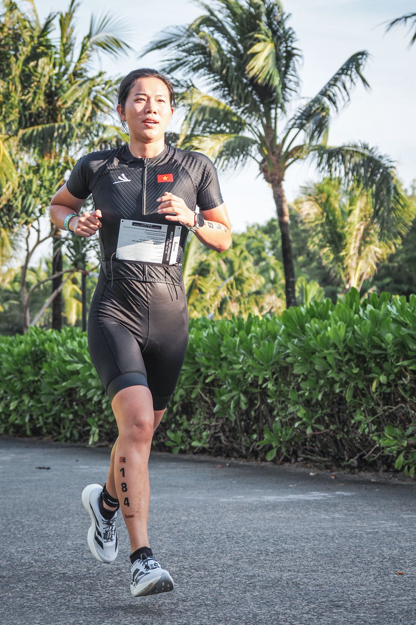 Ánh Viên toát lên phong thái của một vận động viên chuyên nghiệp và đầy quyết tâm khi tham gia giải thi đấu IRONMAN 70.3. Cô diện bộ đồ thi đấu một mảnh (trisuat) màu đen toàn tập, với thiết kế ôm sát cơ thể giúp tối ưu hóa khí động học cho cả ba môn bơi, đạp, chạy. Điểm nhấn trên trang phục là quốc kỳ Việt Nam nhỏ nhắn được đặt trang trọng bên ngực trái, thể hiện lòng tự hào dân tộc.