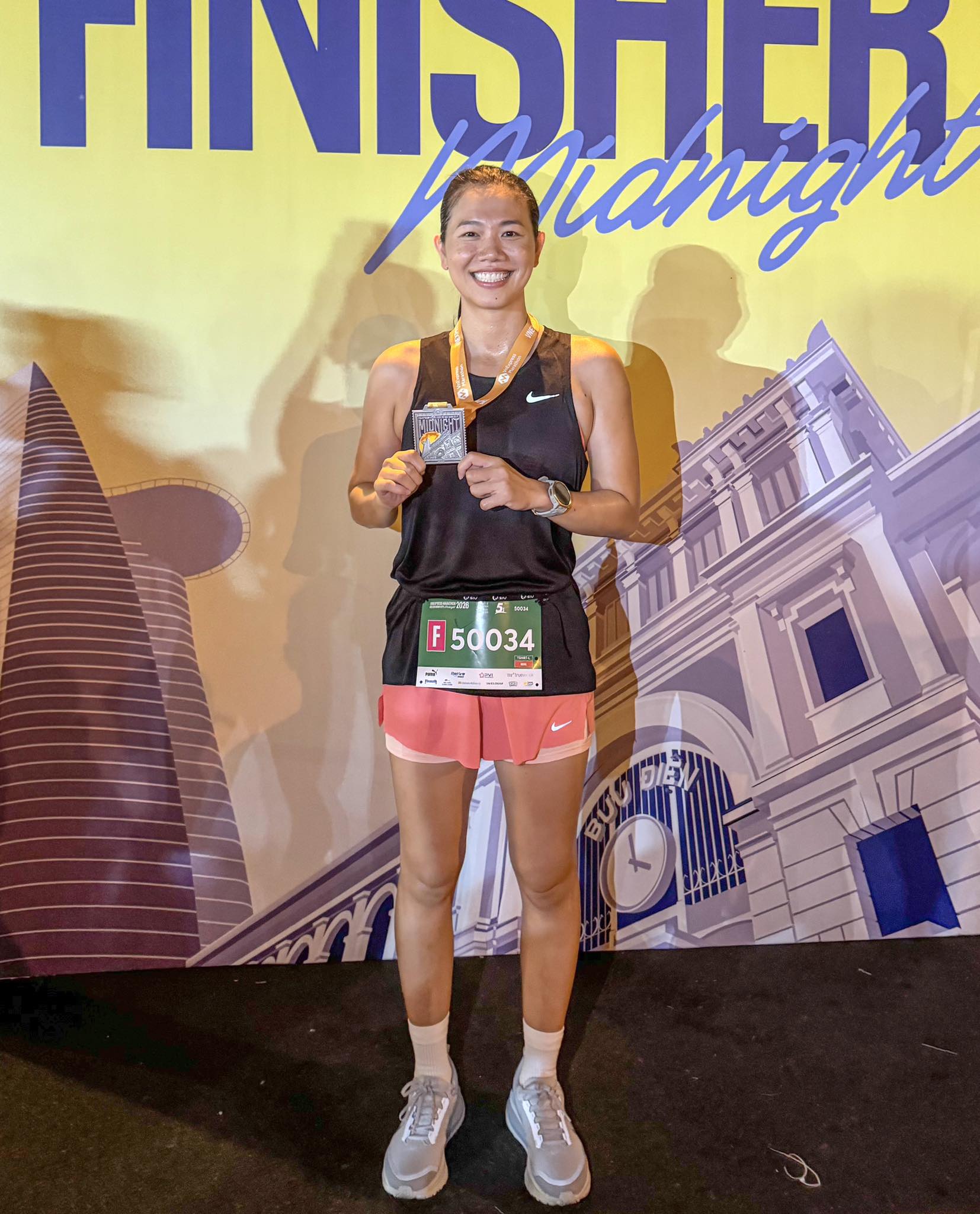 Ánh Viên rạng rỡ, cười tươi bên vạch đích của một giải chạy đêm diễn ra tại TPHCM hồi cuối tháng 3 vừa qua. Dù là một 'kình ngư' chuyên nghiệp nhưng Ánh Viên chỉ mới tập chạy bộ và cô đón nhận mọi kết quả. Xuất hiện với phong cách mộc mạc, giản dị, mái tóc đen dài được tết gọn, gương mặt không trang điểm nhưng cô nàng vẫn rạng ngời sức sống.